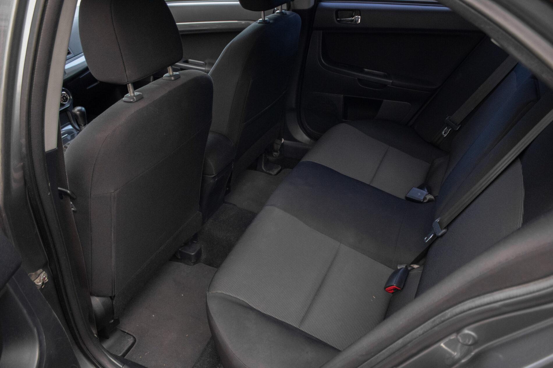 2011 Mitsubishi Lancer, sivá sedan, 178 968 km