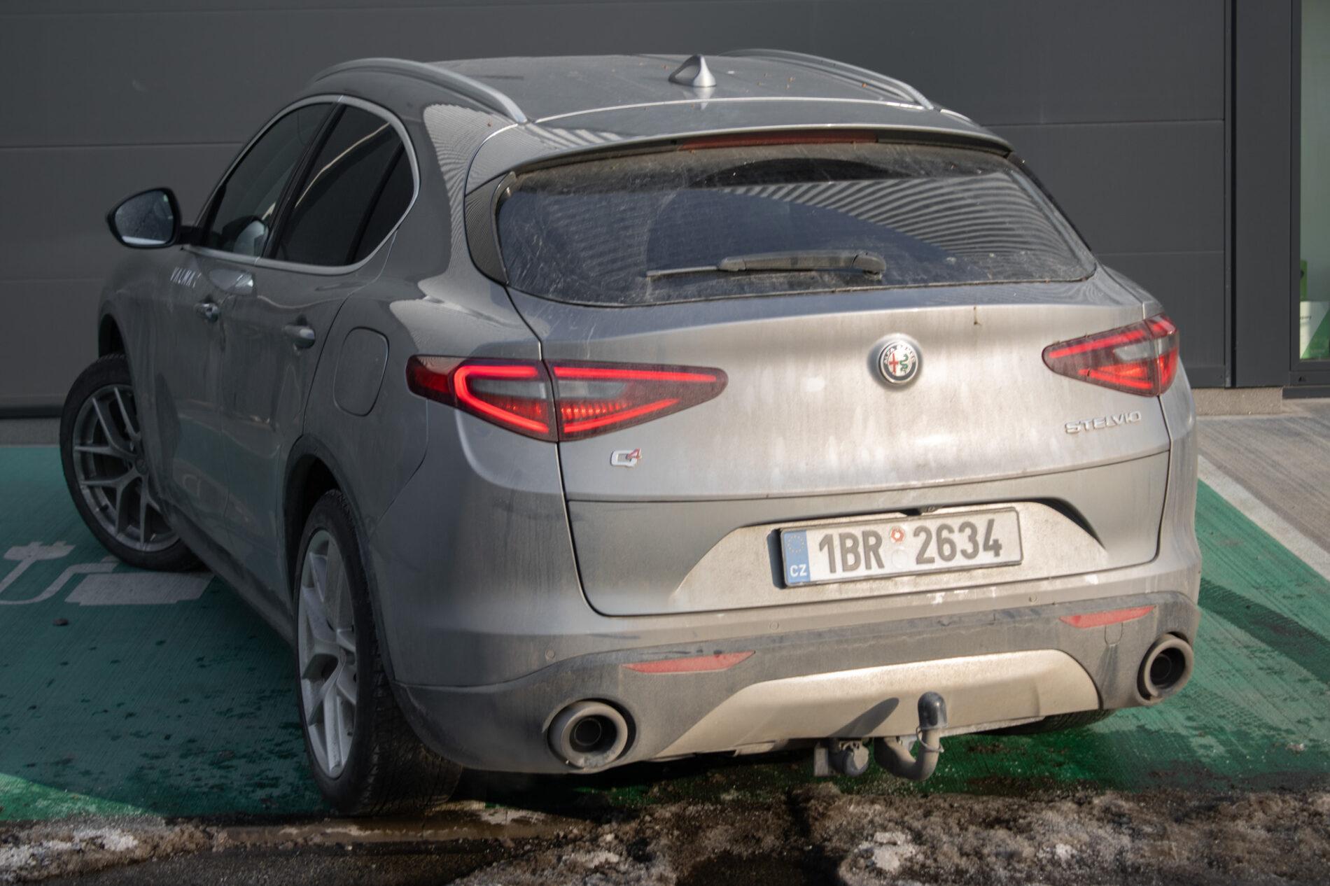 2017 Alfa Romeo Stelvio, sivá suv, 160 000 km