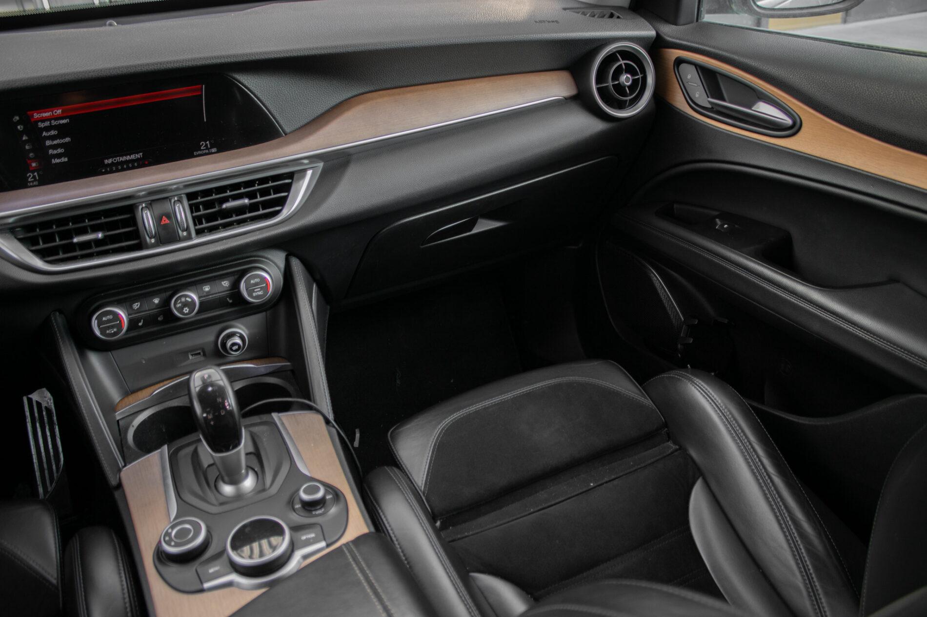 2017 Alfa Romeo Stelvio, sivá suv, 160 000 km