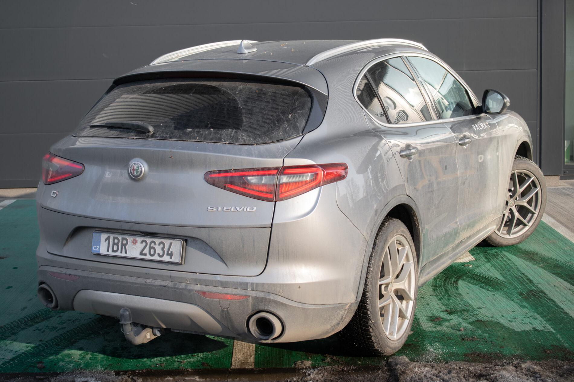 2017 Alfa Romeo Stelvio, sivá suv, 160 000 km