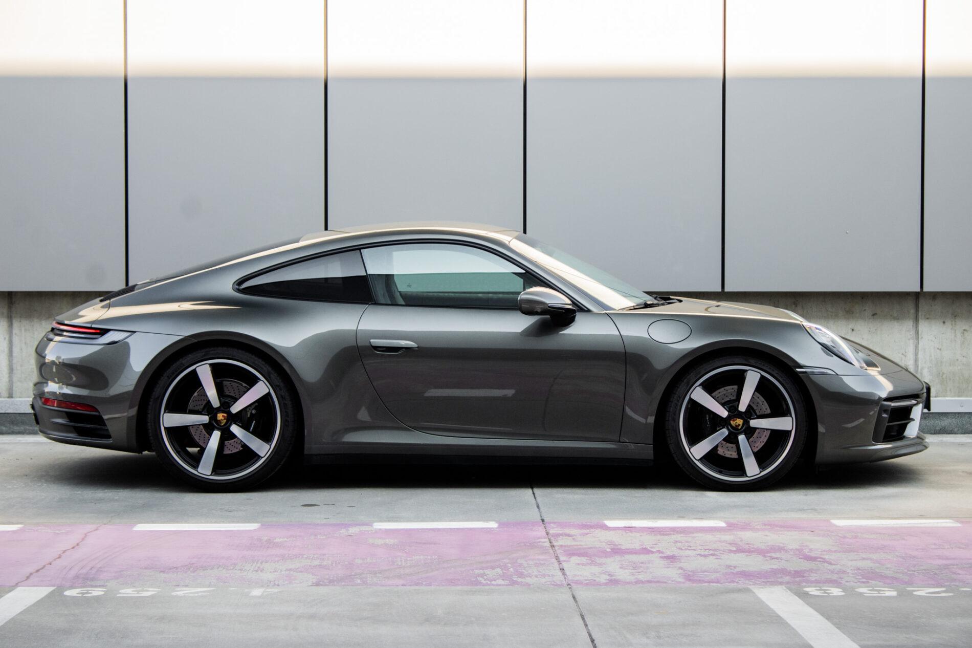 2021 Porsche 992 Carrera 4S, zelená kupé, 27 175 km