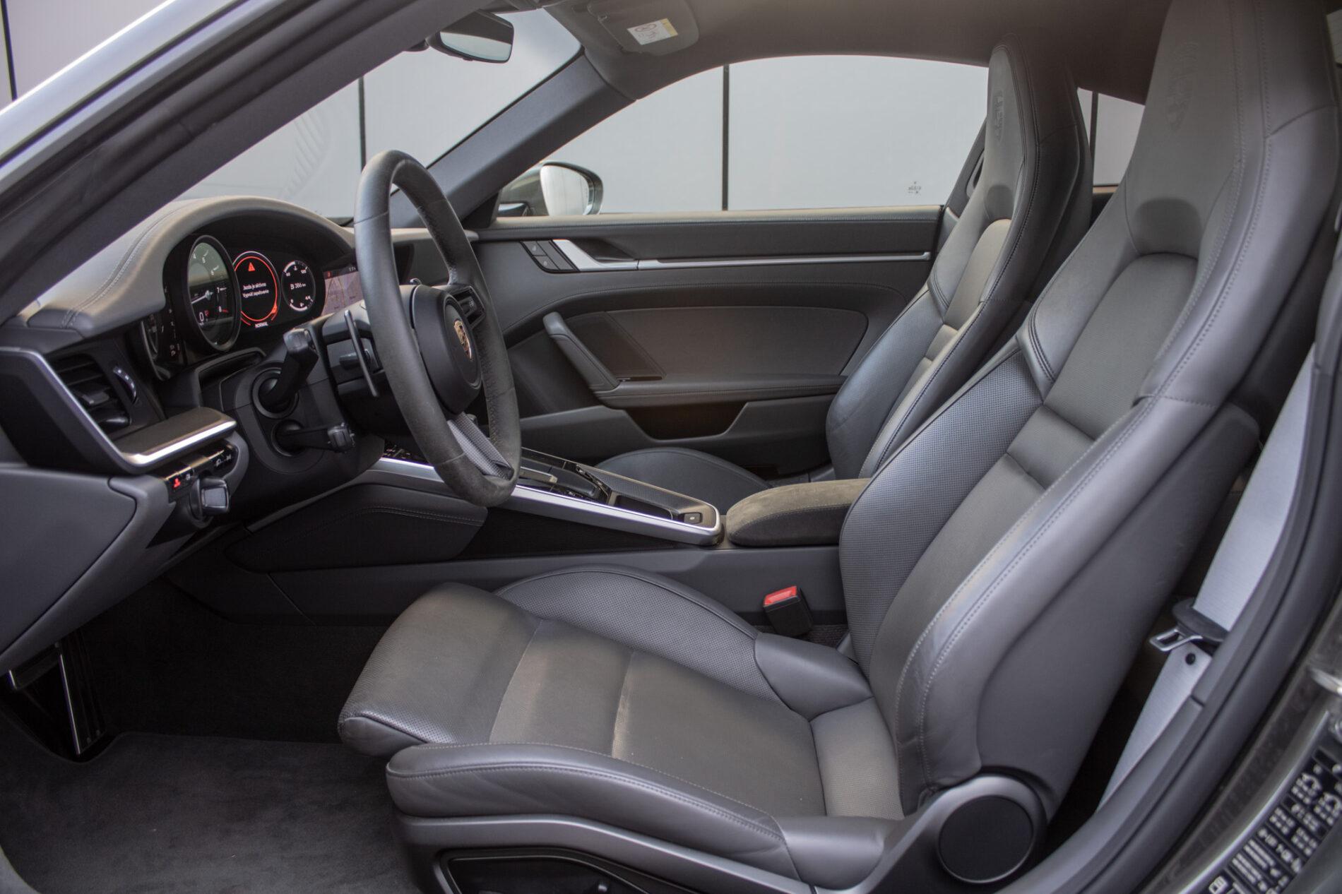 2021 Porsche 992 Carrera 4S, zelená kupé, 27 175 km
