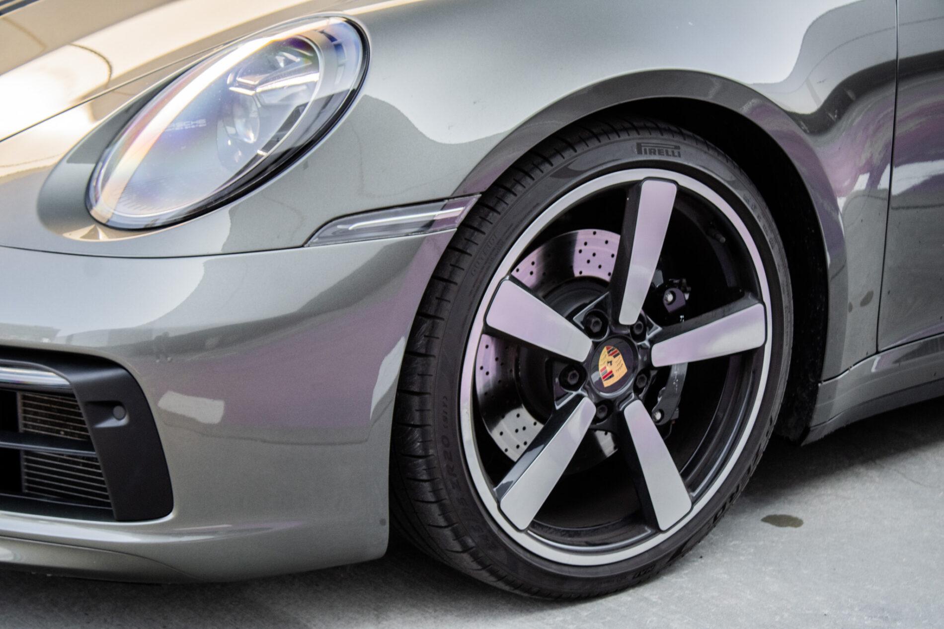 2021 Porsche 992 Carrera 4S, zelená kupé, 27 175 km