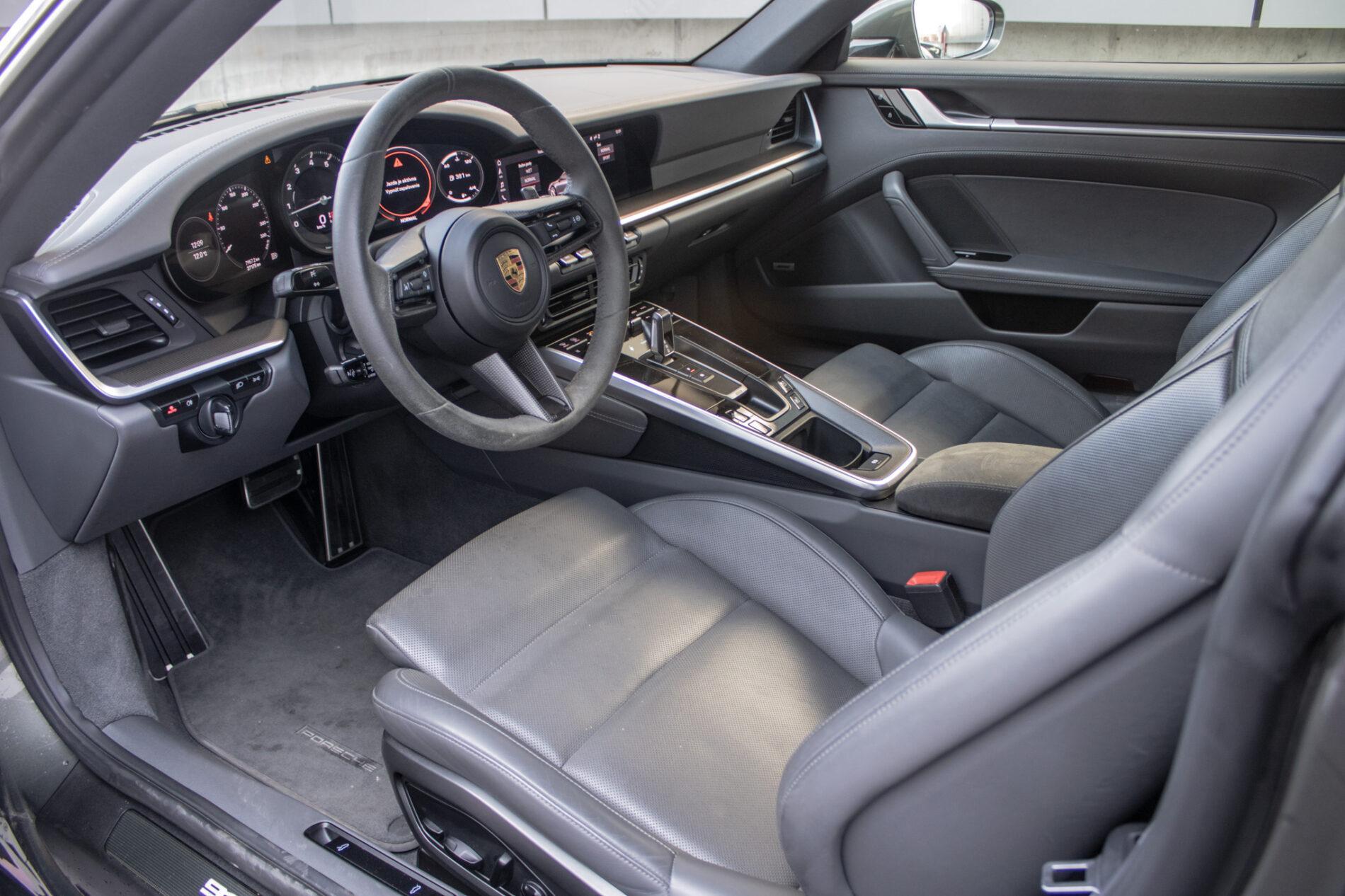 2021 Porsche 992 Carrera 4S, zelená kupé, 27 175 km