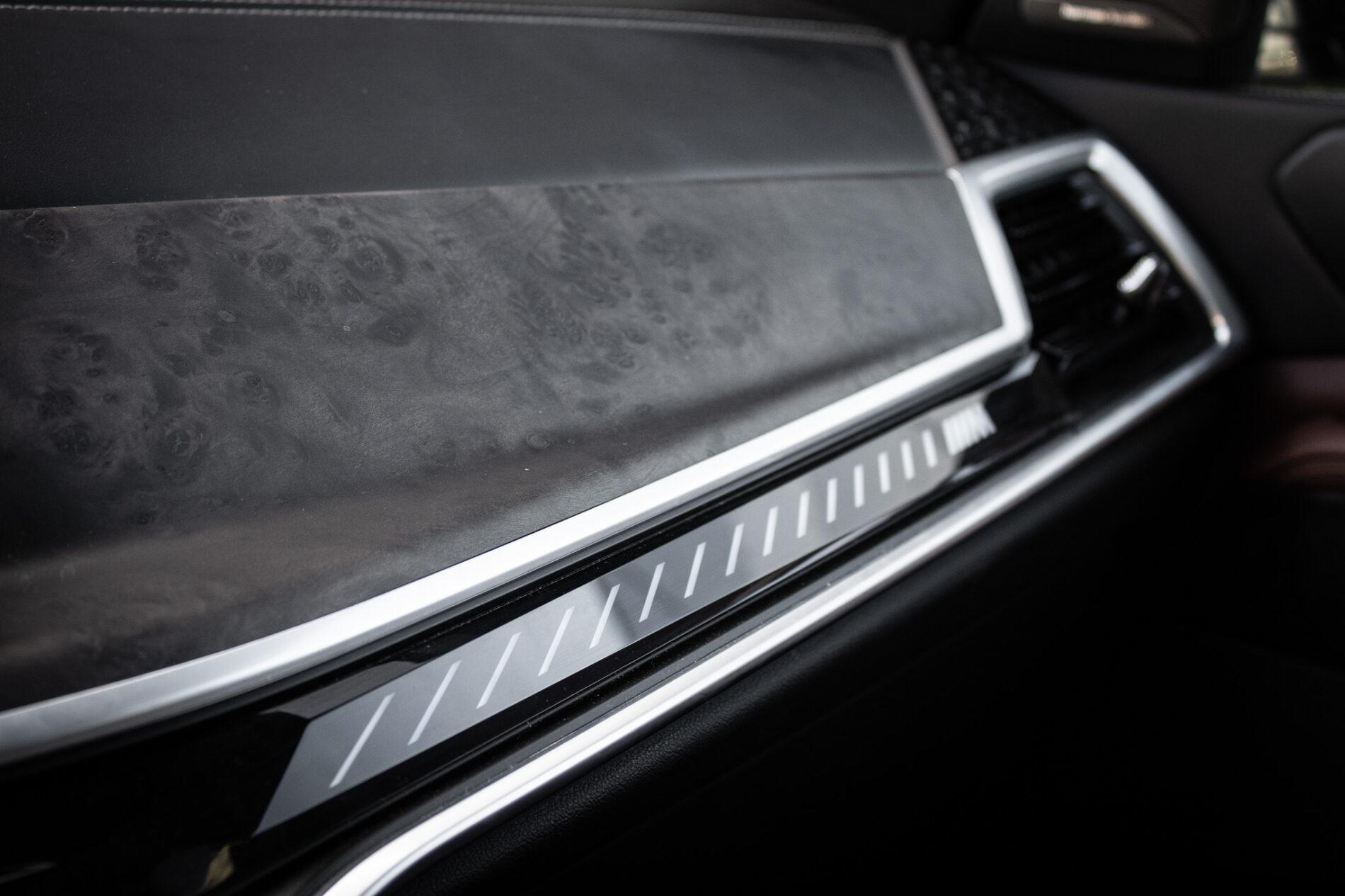 2024 BMW X7 M60i, sivá suv, 65 300 km