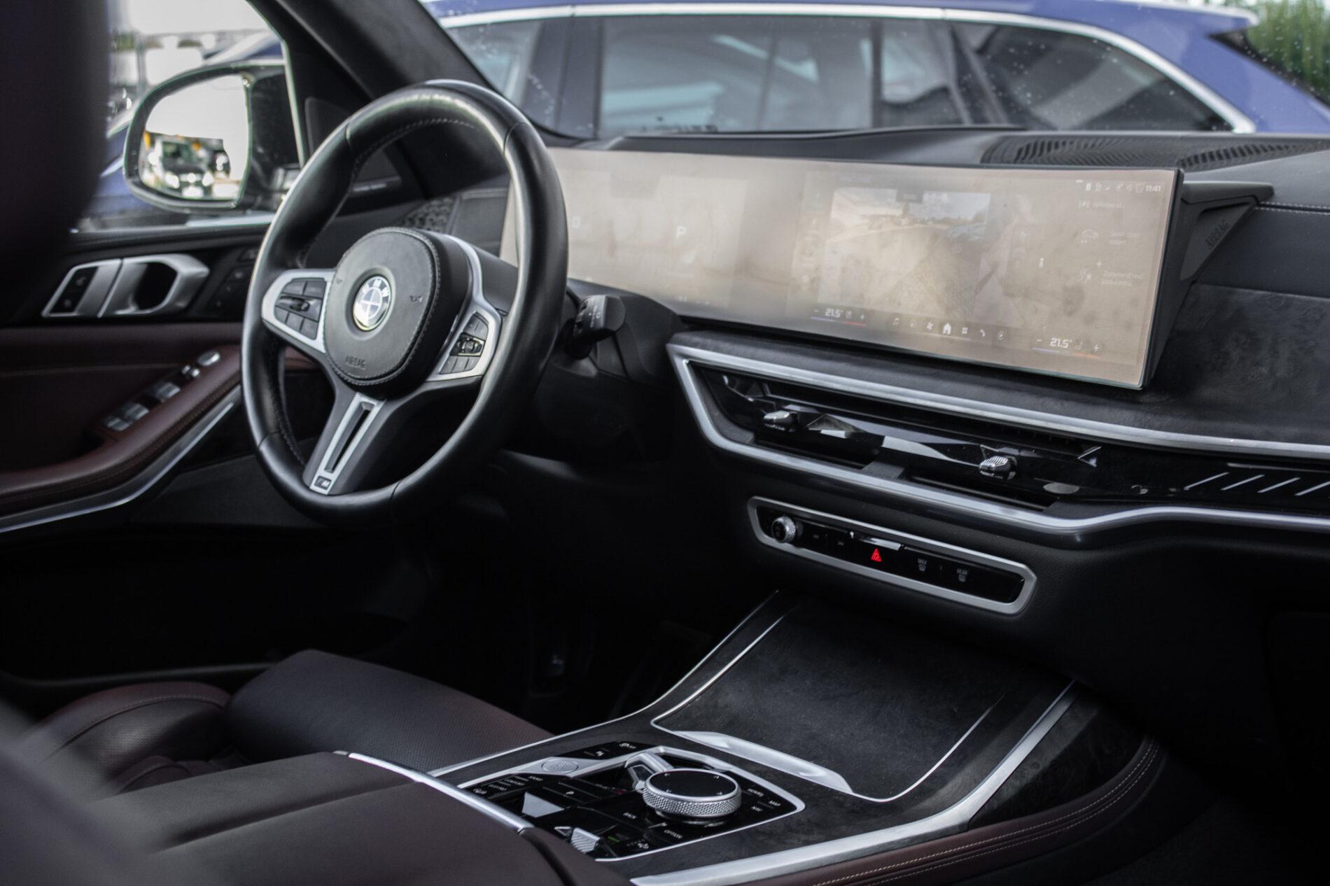 2024 BMW X7 M60i, sivá suv, 65 300 km