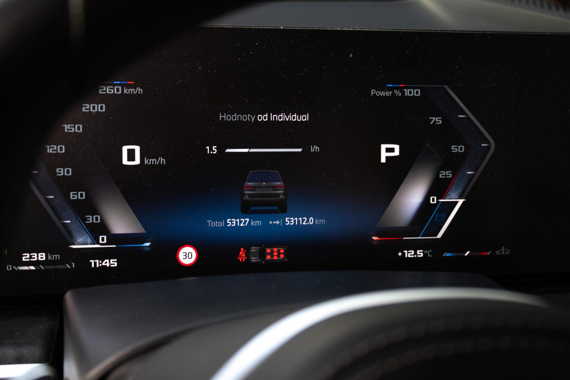 2024 BMW X7 M60i, sivá suv, 65 300 km