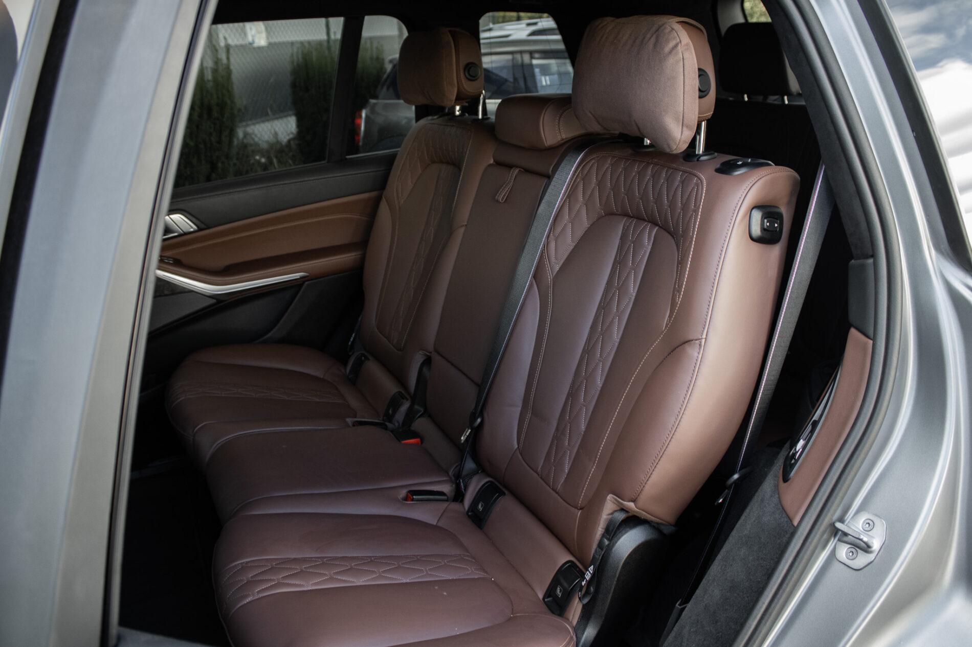 2024 BMW X7 M60i, sivá suv, 65 300 km