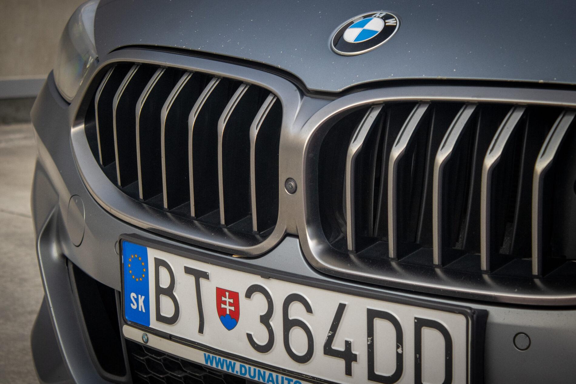 2021 BMW M850i, sivá kupé, 213 085 km