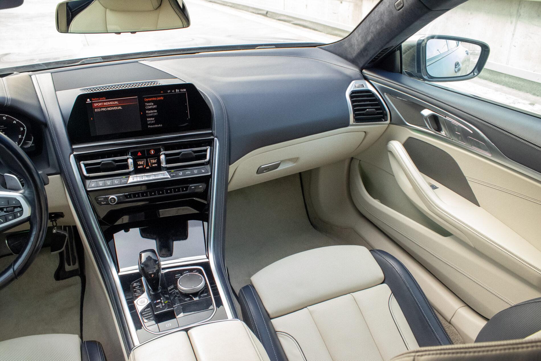2021 BMW M850i, sivá kupé, 213 085 km