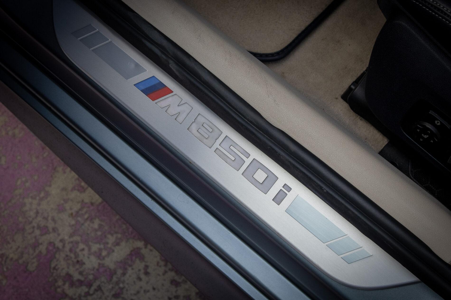 2021 BMW M850i, sivá kupé, 213 085 km