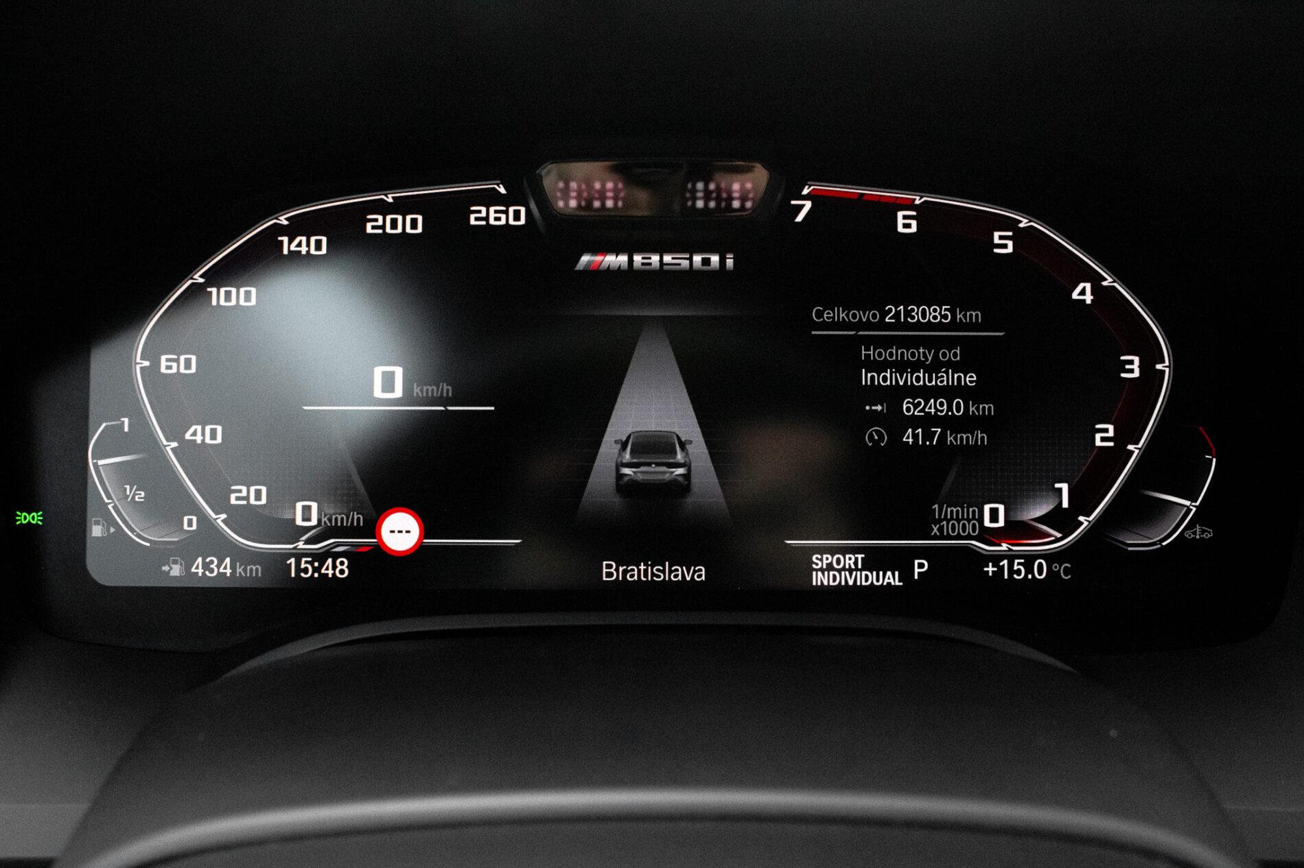 2021 BMW M850i, sivá kupé, 213 085 km