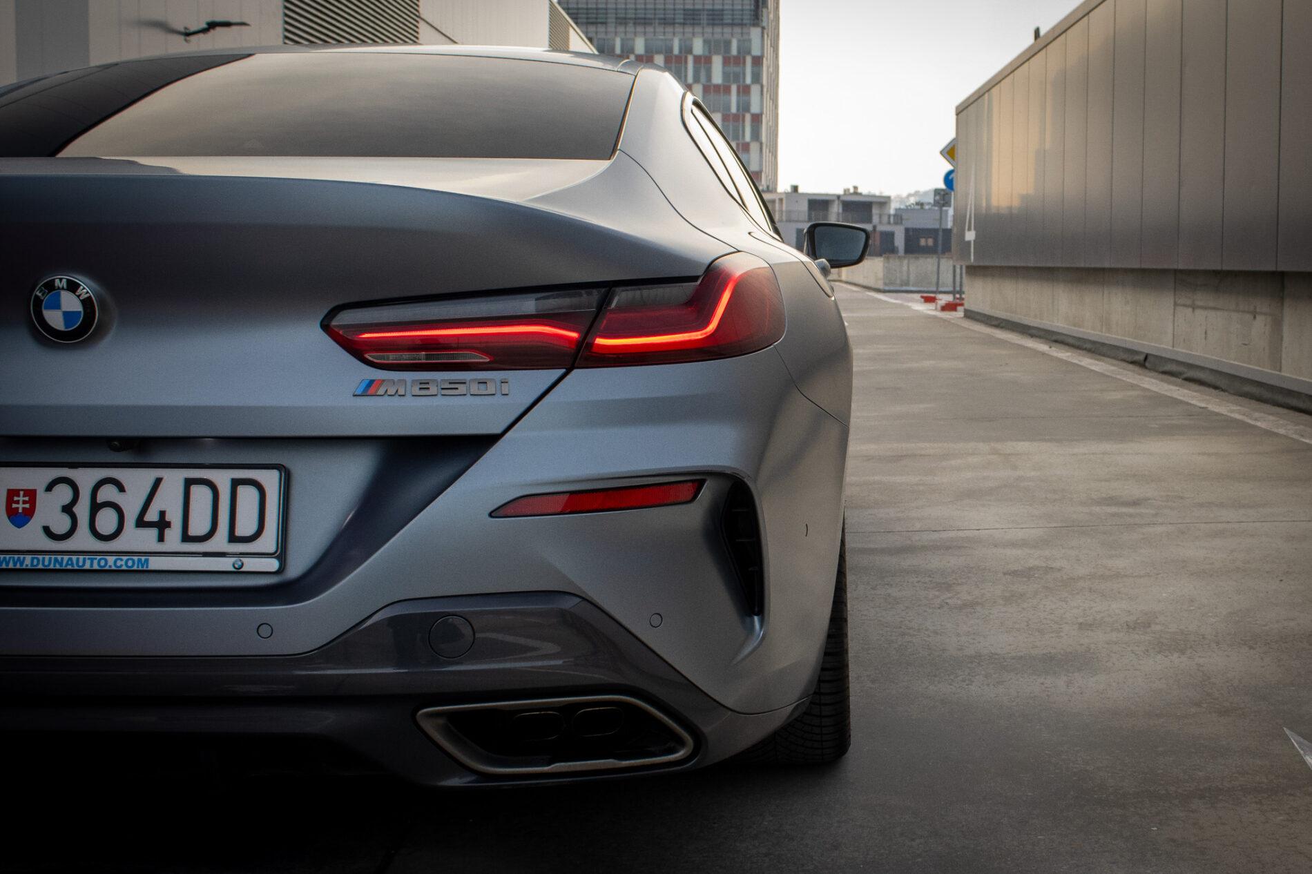 2021 BMW M850i, sivá kupé, 213 085 km