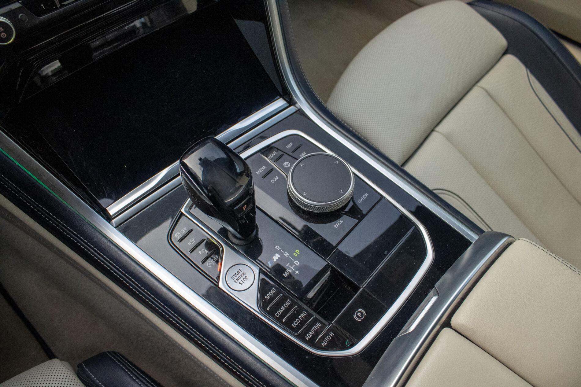2021 BMW M850i, sivá kupé, 213 085 km