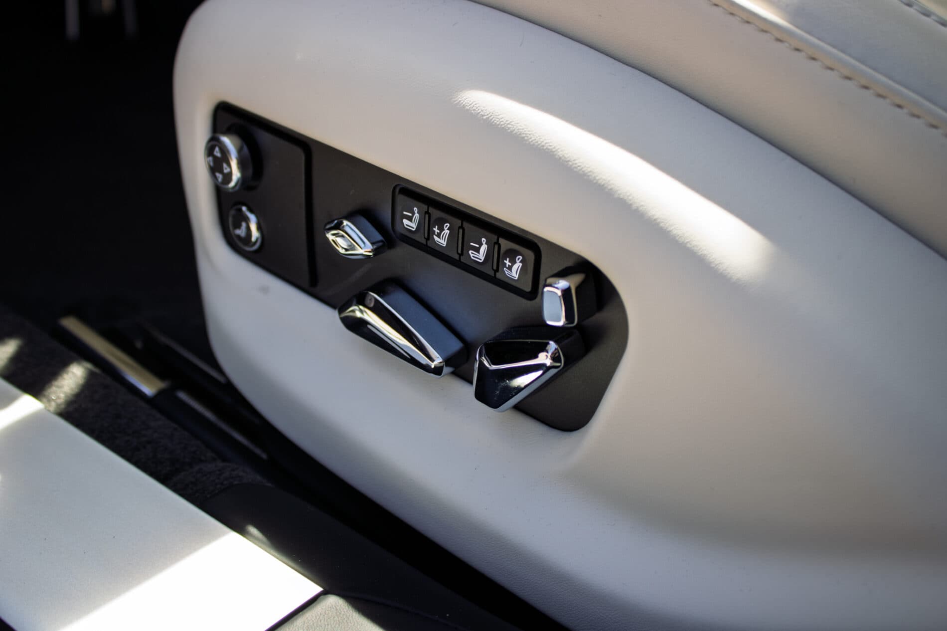 2024 Bentley Flying Spur, čierna sedan, 2 250 km