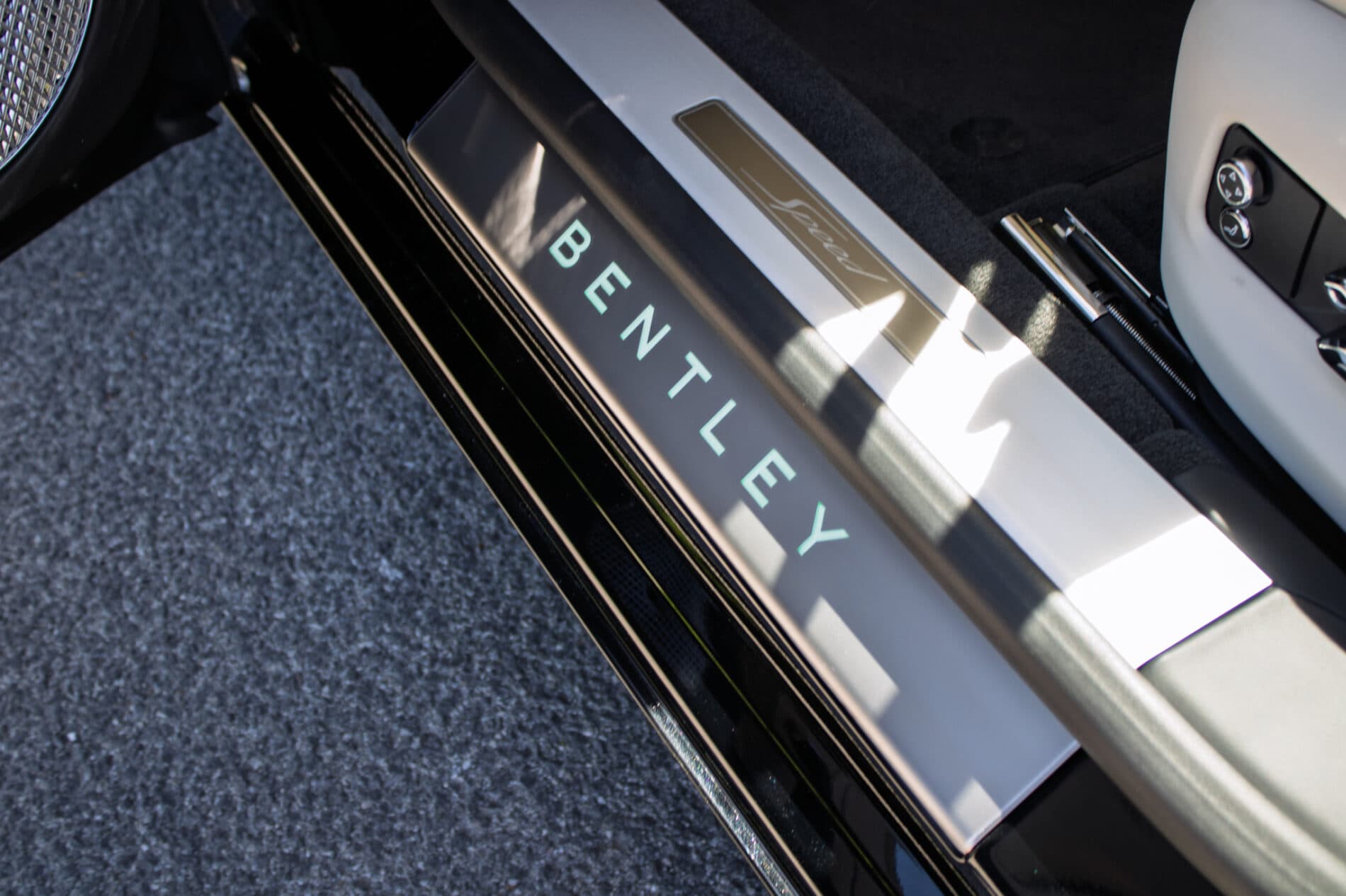 2024 Bentley Flying Spur, čierna sedan, 2 250 km