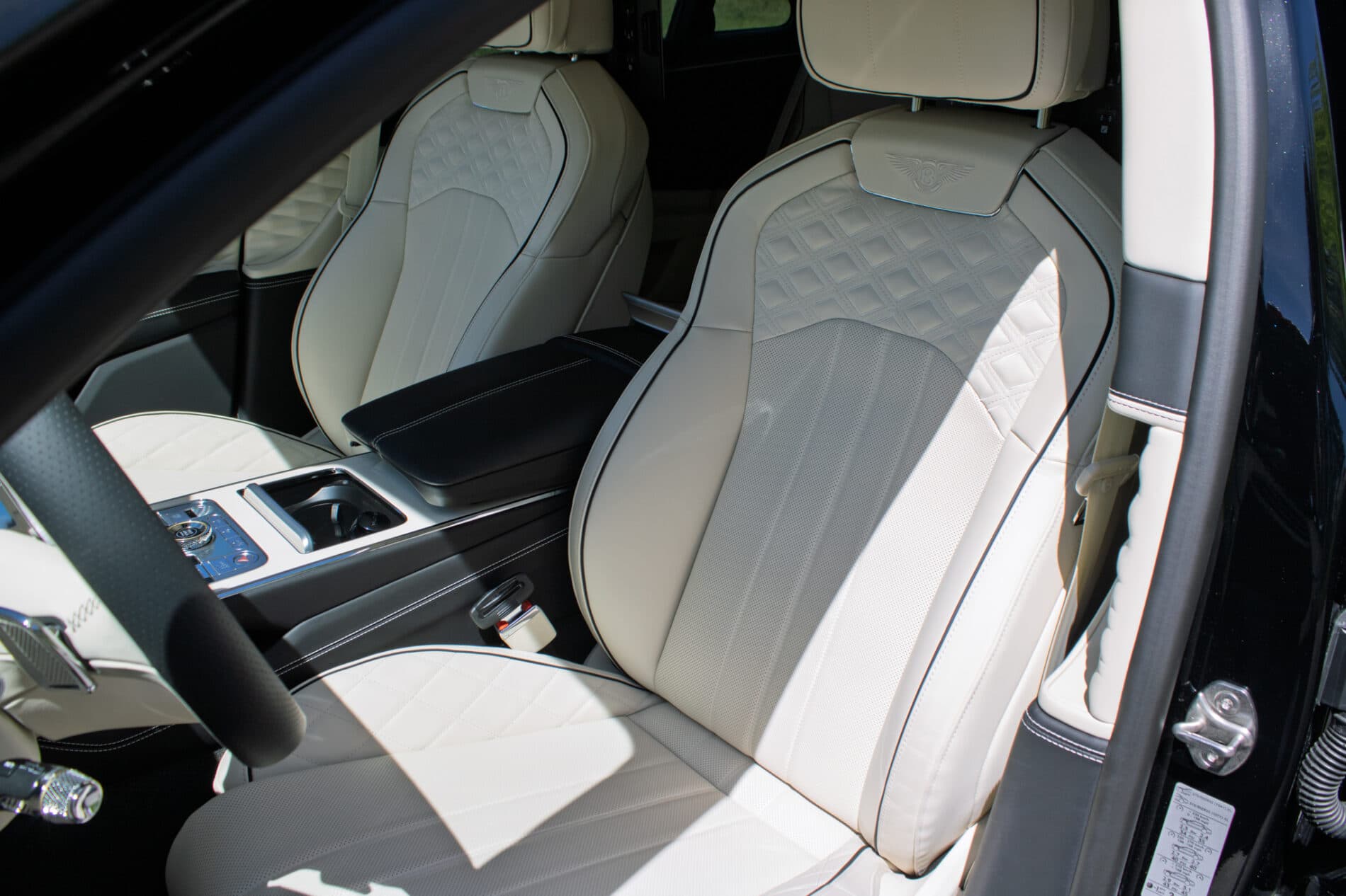 2024 Bentley Flying Spur, čierna sedan, 2 250 km