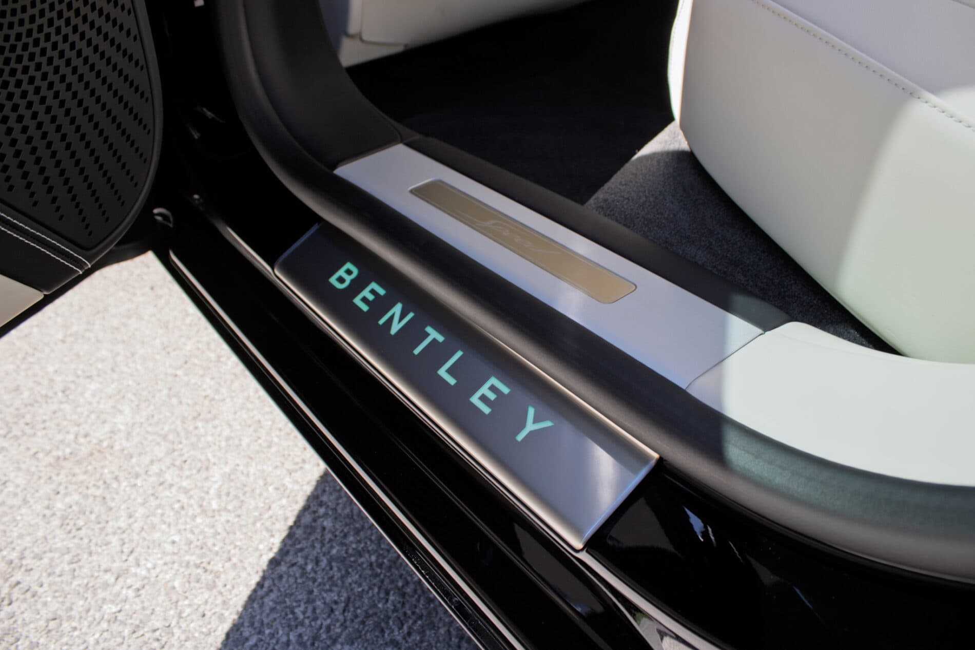 2024 Bentley Flying Spur, čierna sedan, 2 250 km