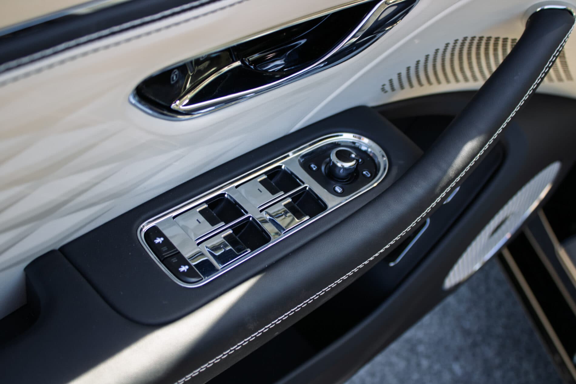 2024 Bentley Flying Spur, čierna sedan, 2 250 km