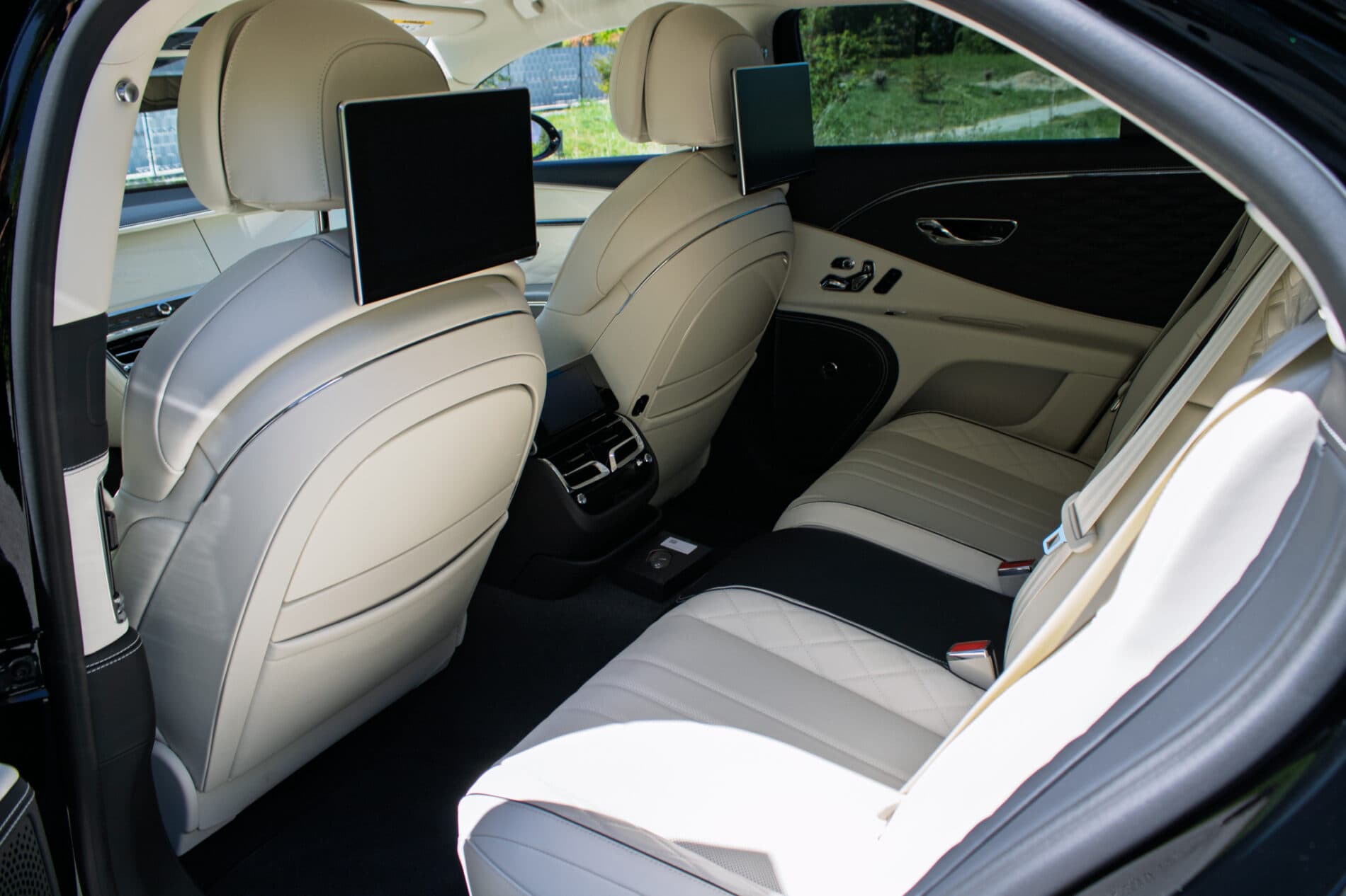 2024 Bentley Flying Spur, čierna sedan, 2 250 km