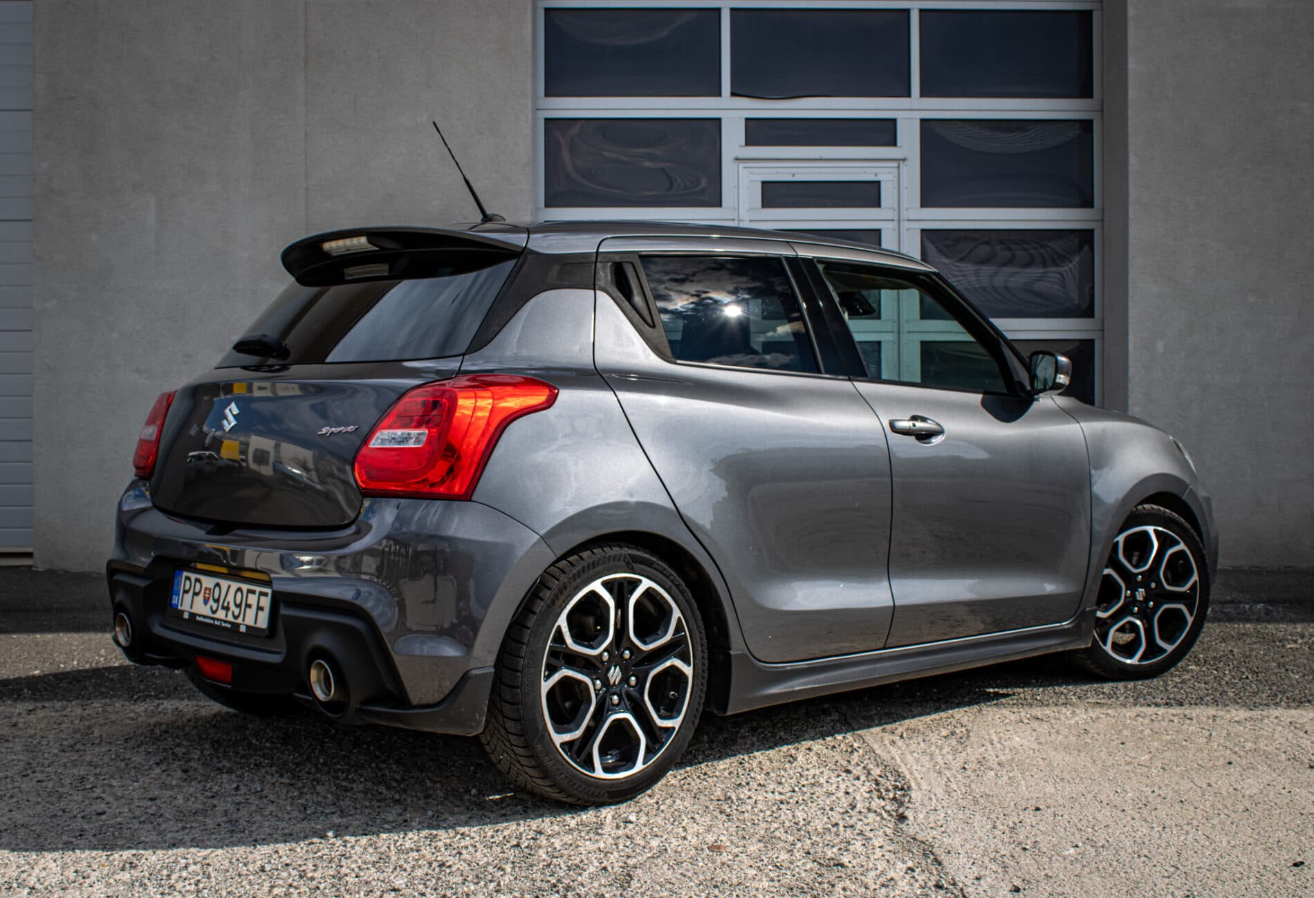 2019 Suzuki Swift Sport, sivá hatchback, 96 365 km