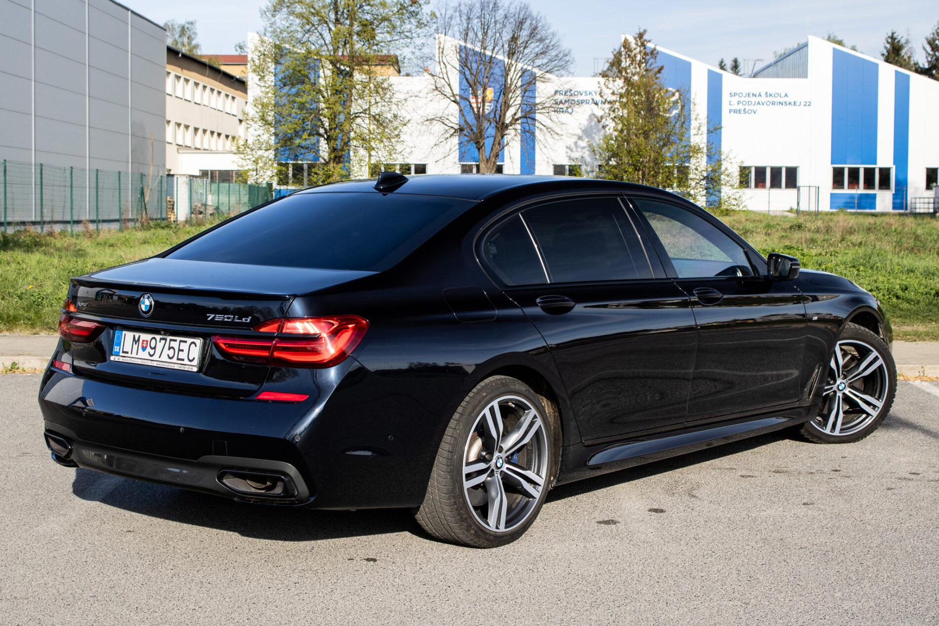 2017 BMW 750d, modrá sedan, 200 307 km