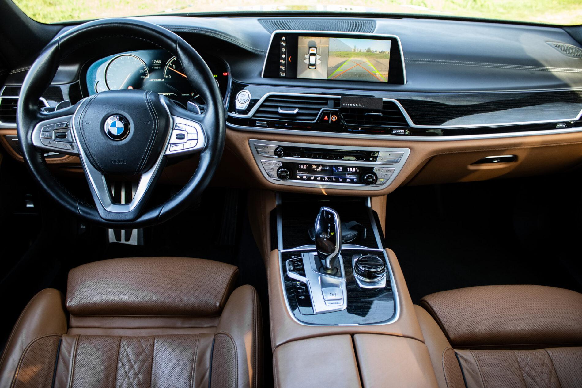 2017 BMW 750d, modrá sedan, 200 307 km
