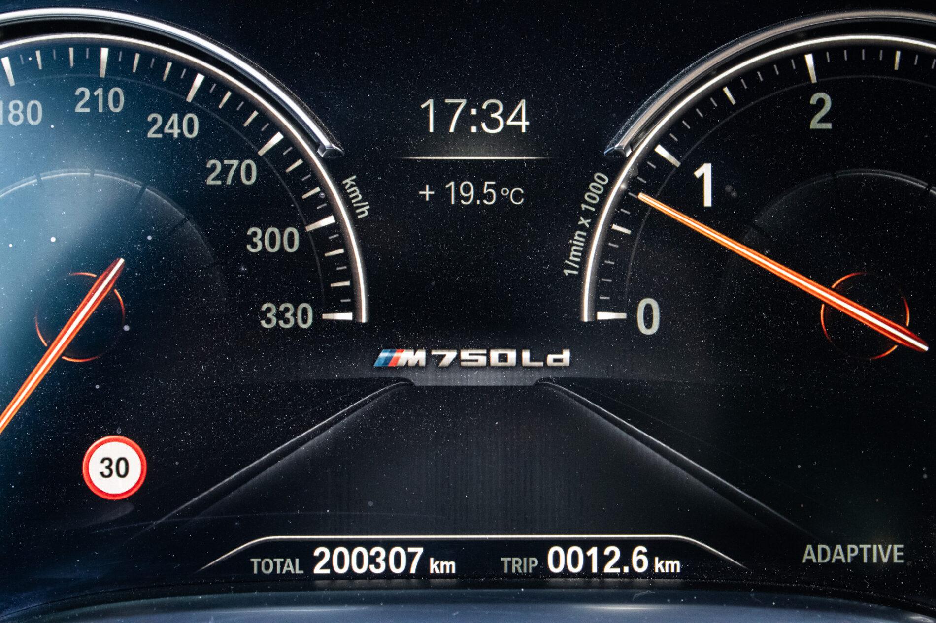 2017 BMW 750d, modrá sedan, 200 307 km