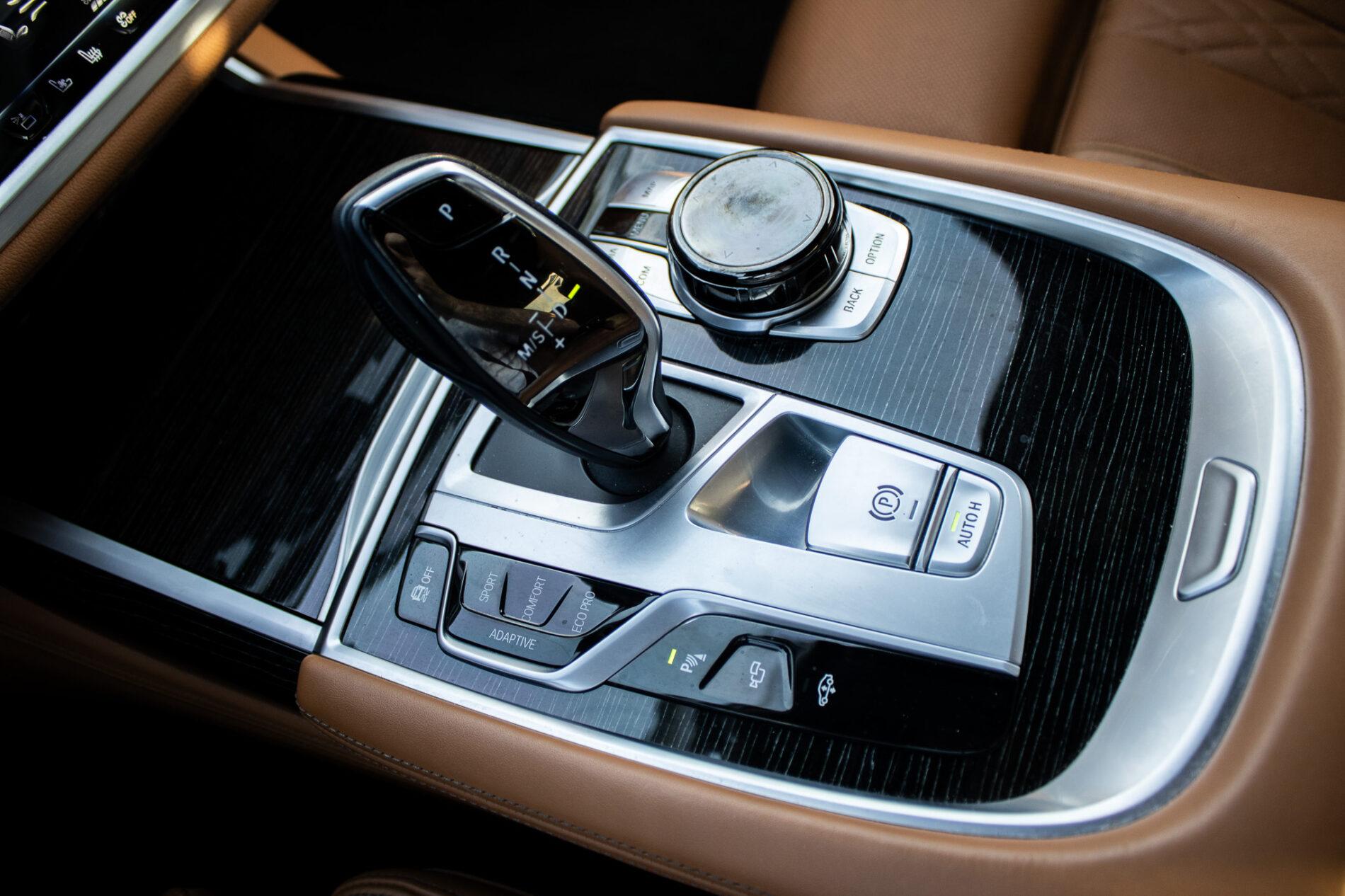 2017 BMW 750d, modrá sedan, 200 307 km