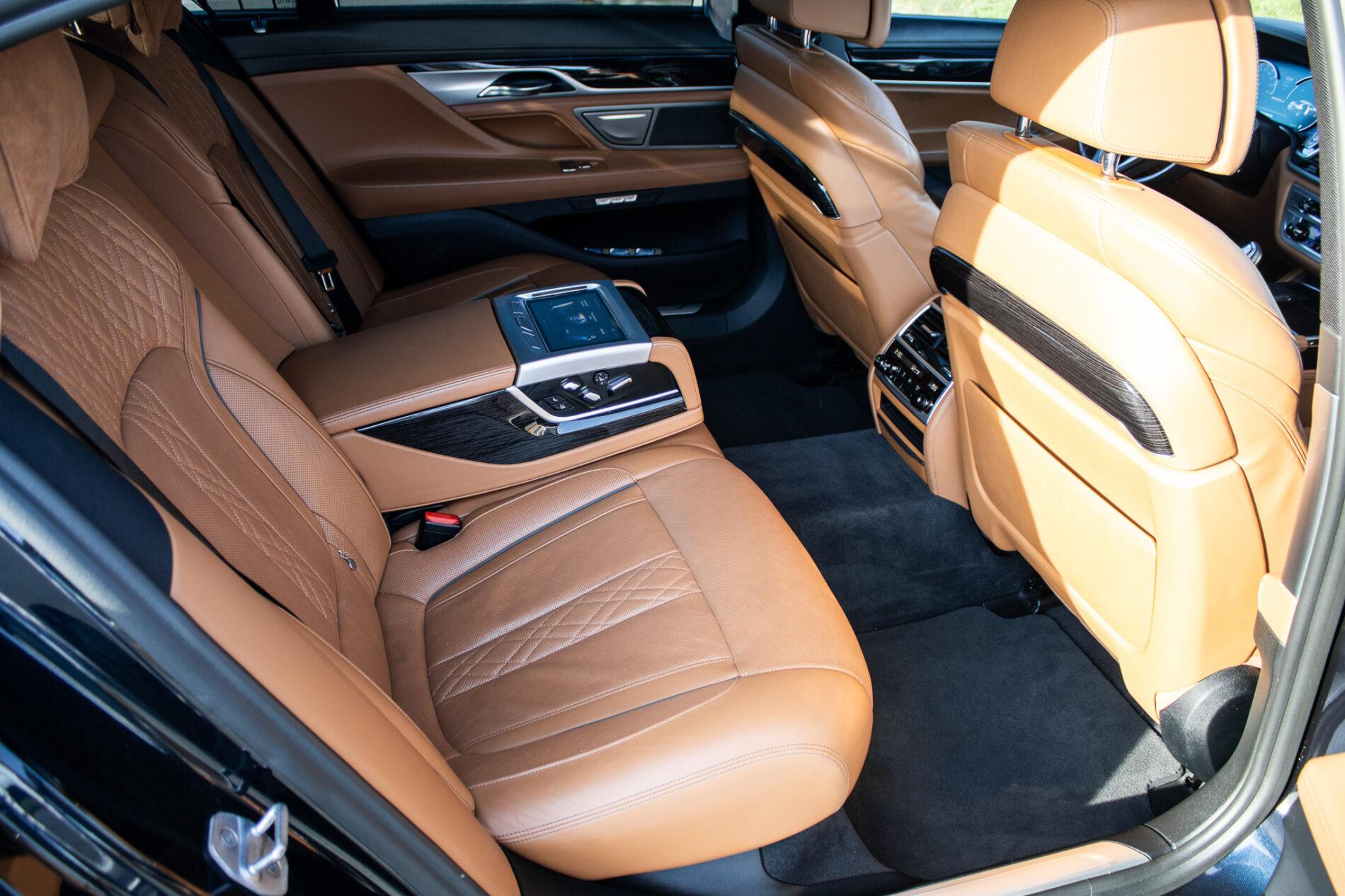 2017 BMW 750d, modrá sedan, 200 307 km