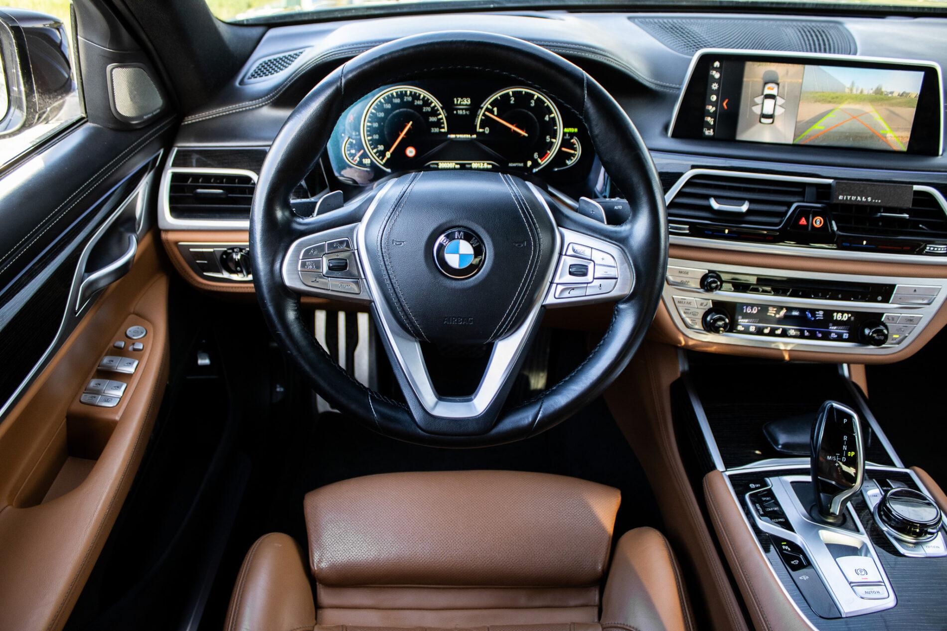 2017 BMW 750d, modrá sedan, 200 307 km