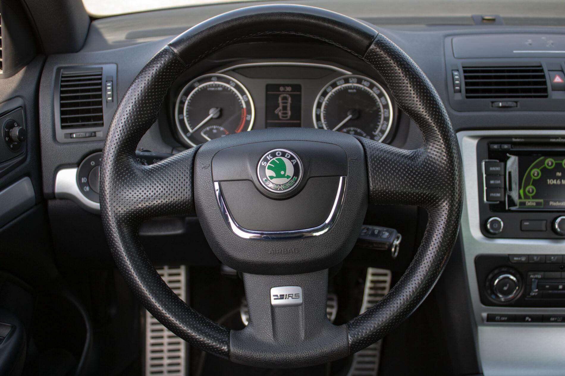 2011 Skoda Octavia RS, čierna kombi, 190 807 km