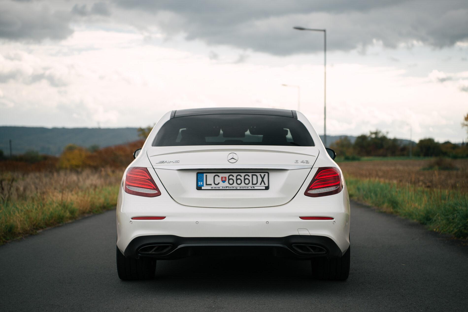 2017 Mercedes-Benz E 43 AMG, biela sedan, 148 749 km