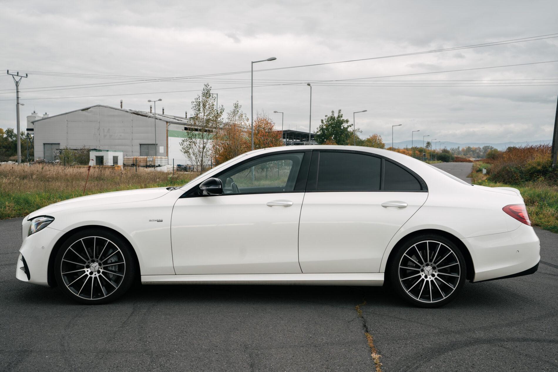 2017 Mercedes-Benz E 43 AMG, biela sedan, 148 749 km