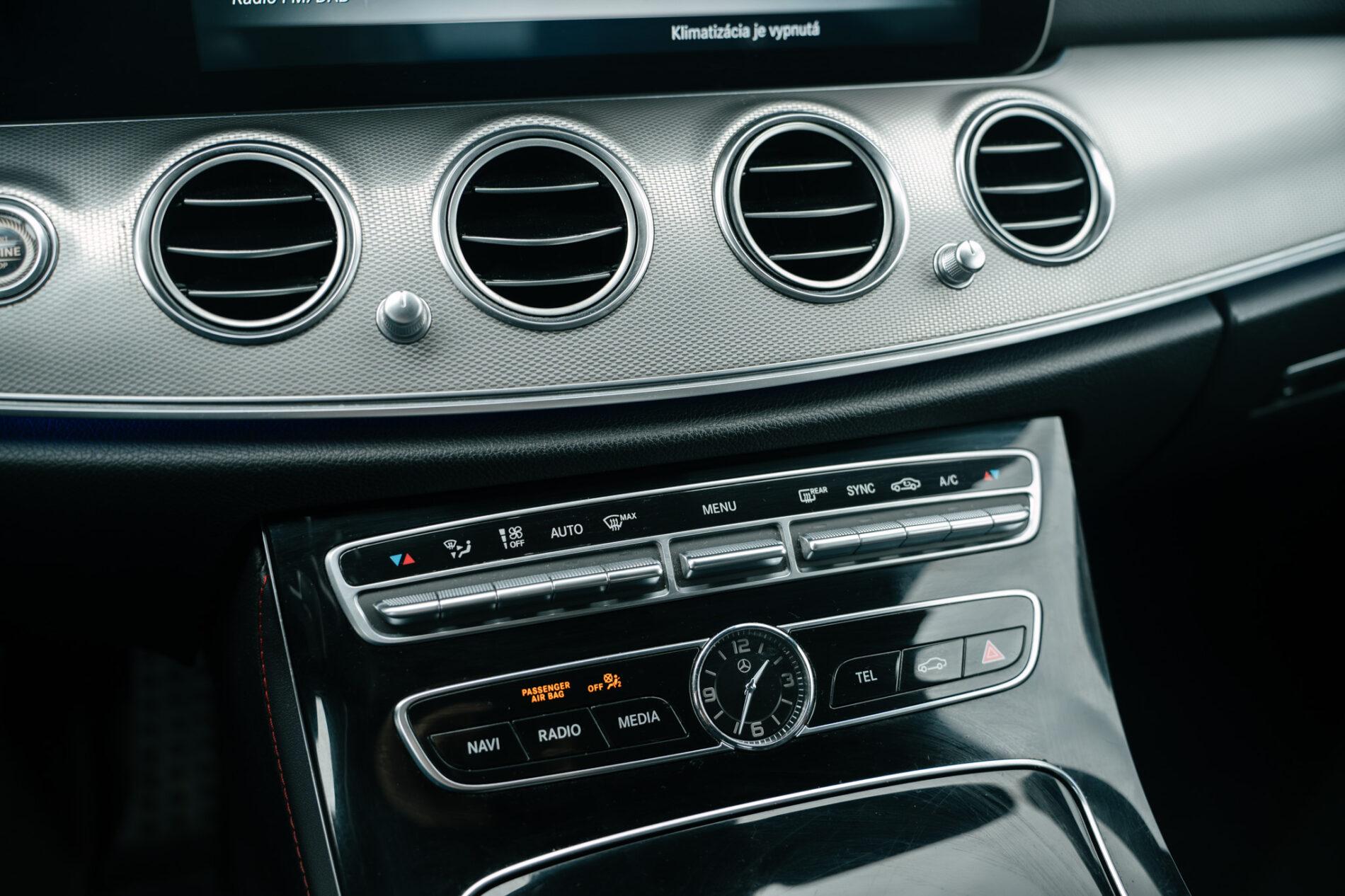 2017 Mercedes-Benz E 43 AMG, biela sedan, 148 749 km