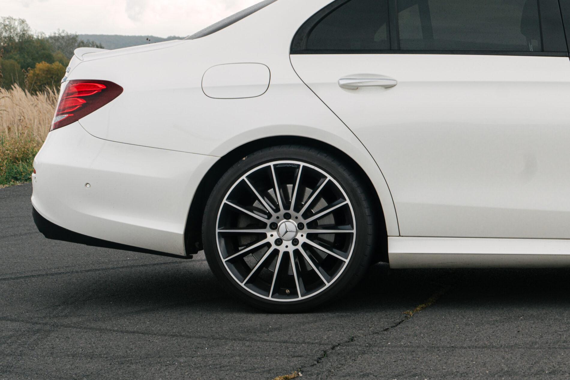 2017 Mercedes-Benz E 43 AMG, biela sedan, 148 749 km
