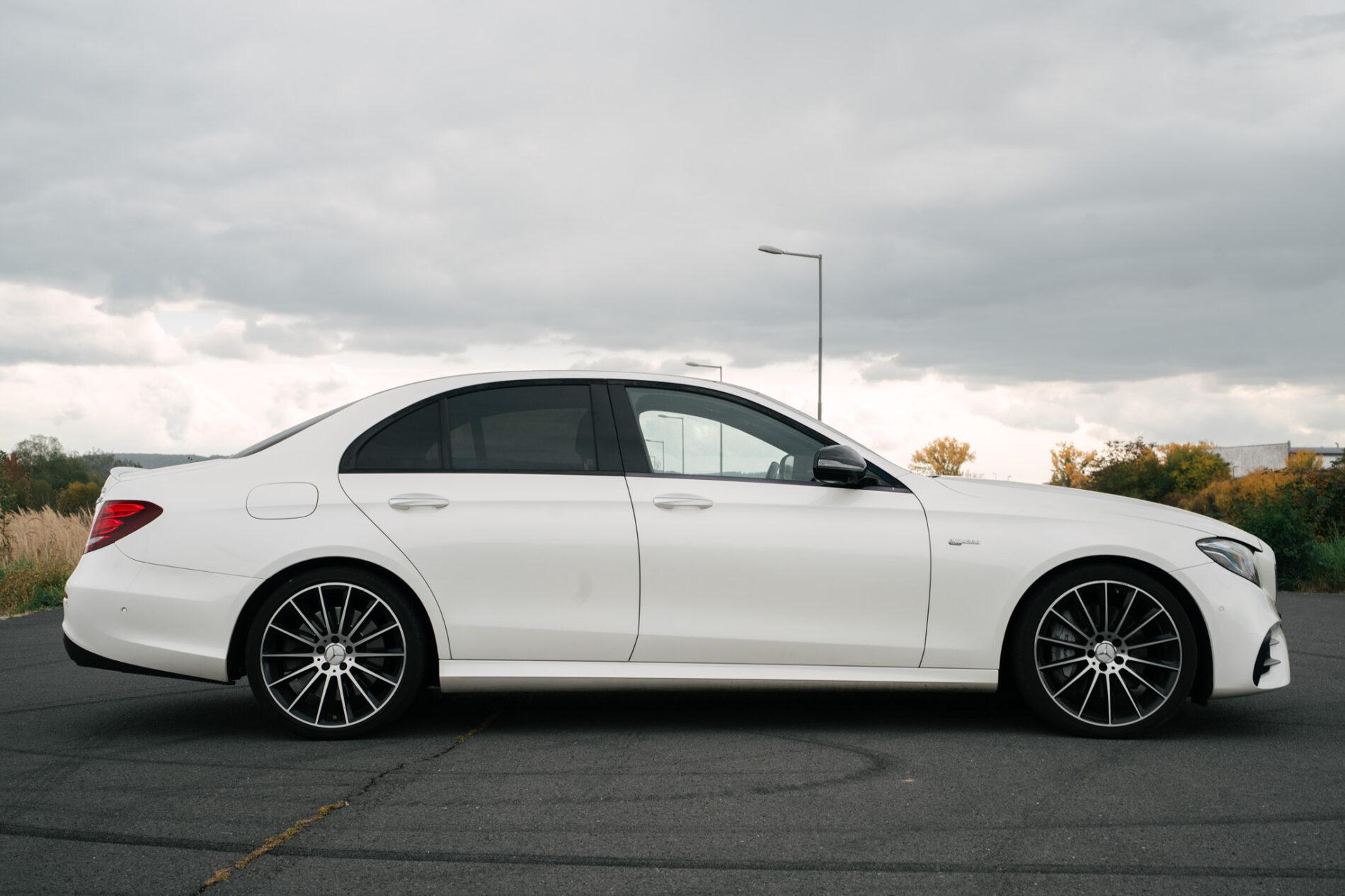 2017 Mercedes-Benz E 43 AMG, biela sedan, 148 749 km