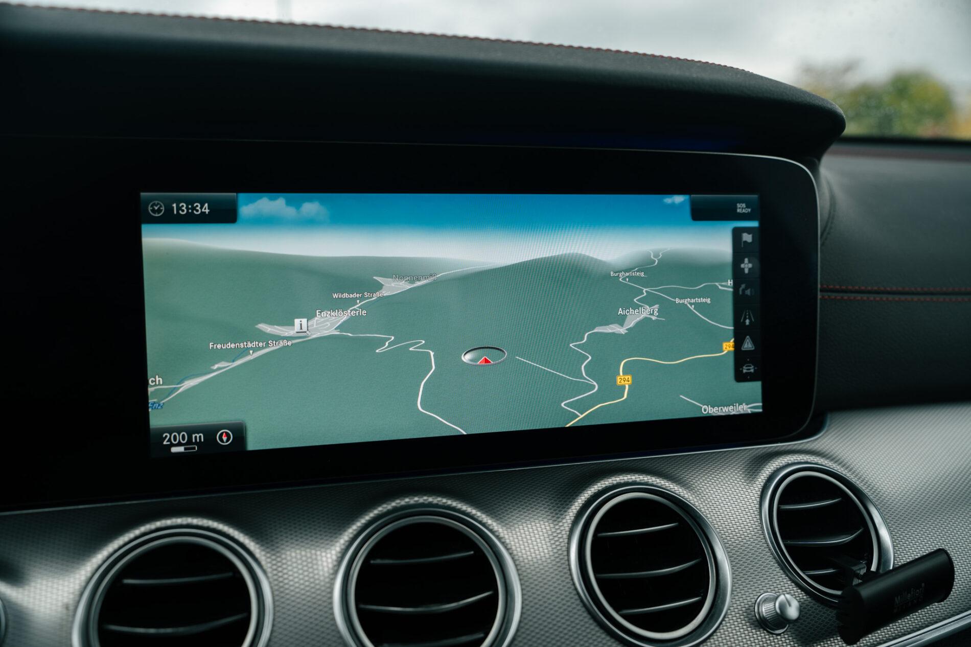 2017 Mercedes-Benz E 43 AMG, biela sedan, 148 749 km