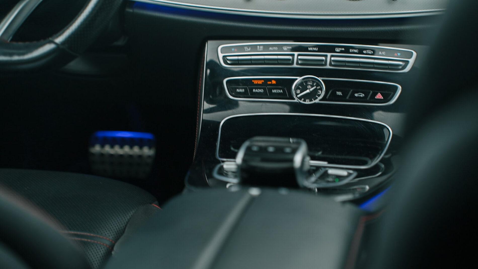 2017 Mercedes-Benz E 43 AMG, biela sedan, 148 749 km