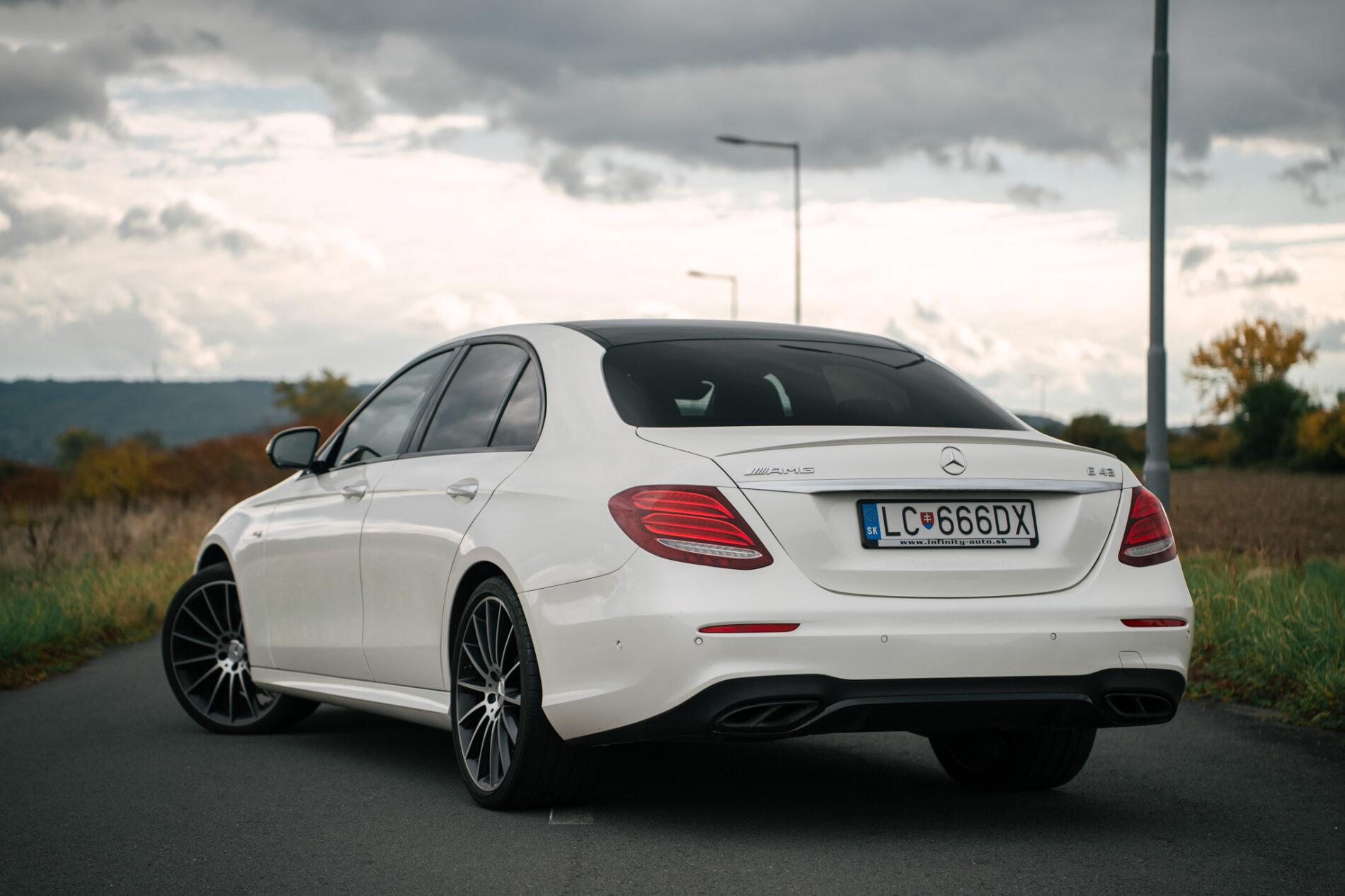 2017 Mercedes-Benz E 43 AMG, biela sedan, 148 749 km