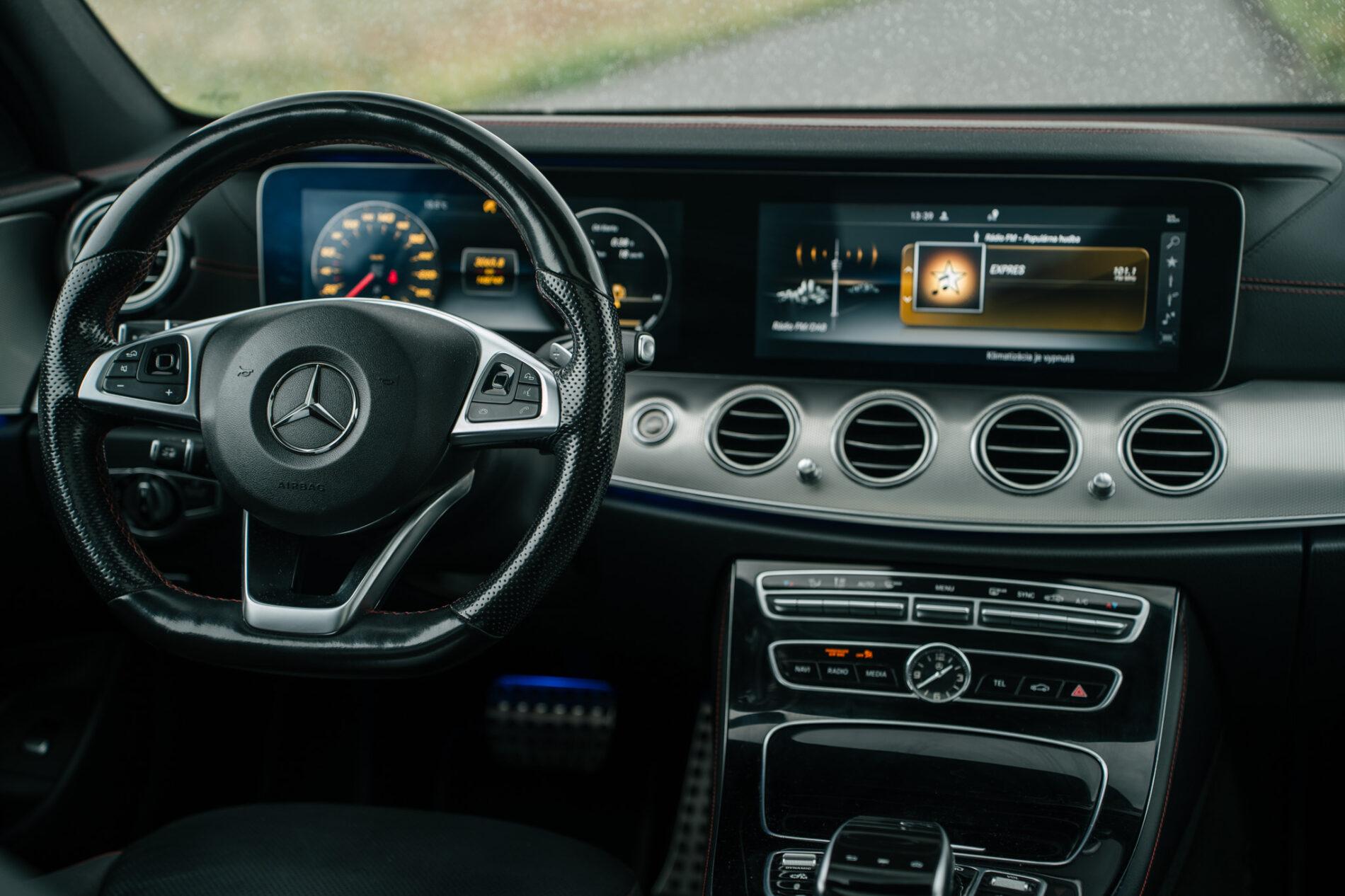 2017 Mercedes-Benz E 43 AMG, biela sedan, 148 749 km