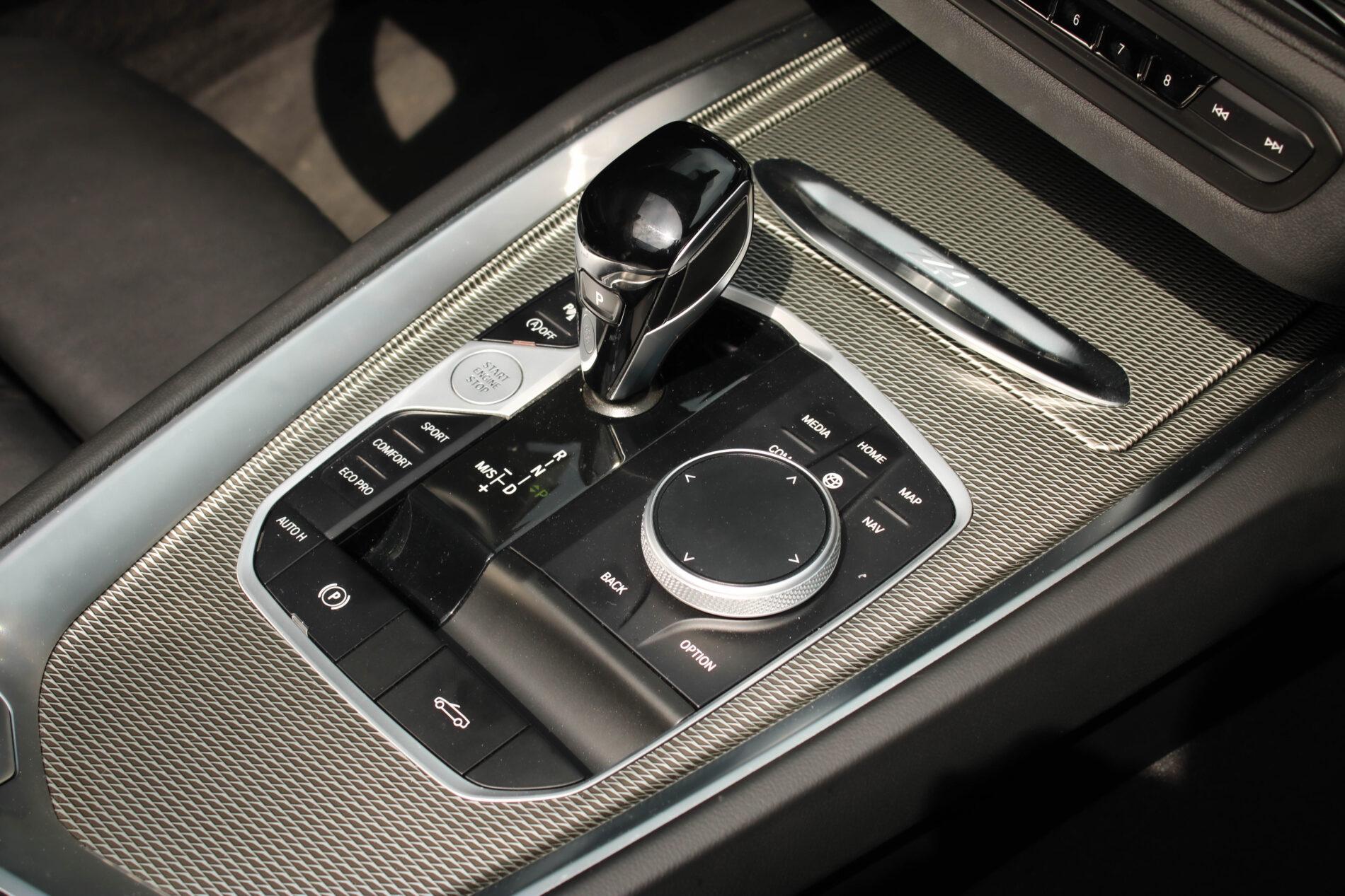 2024 BMW Z4 M40i, sivá kabriolet, 27 660 km