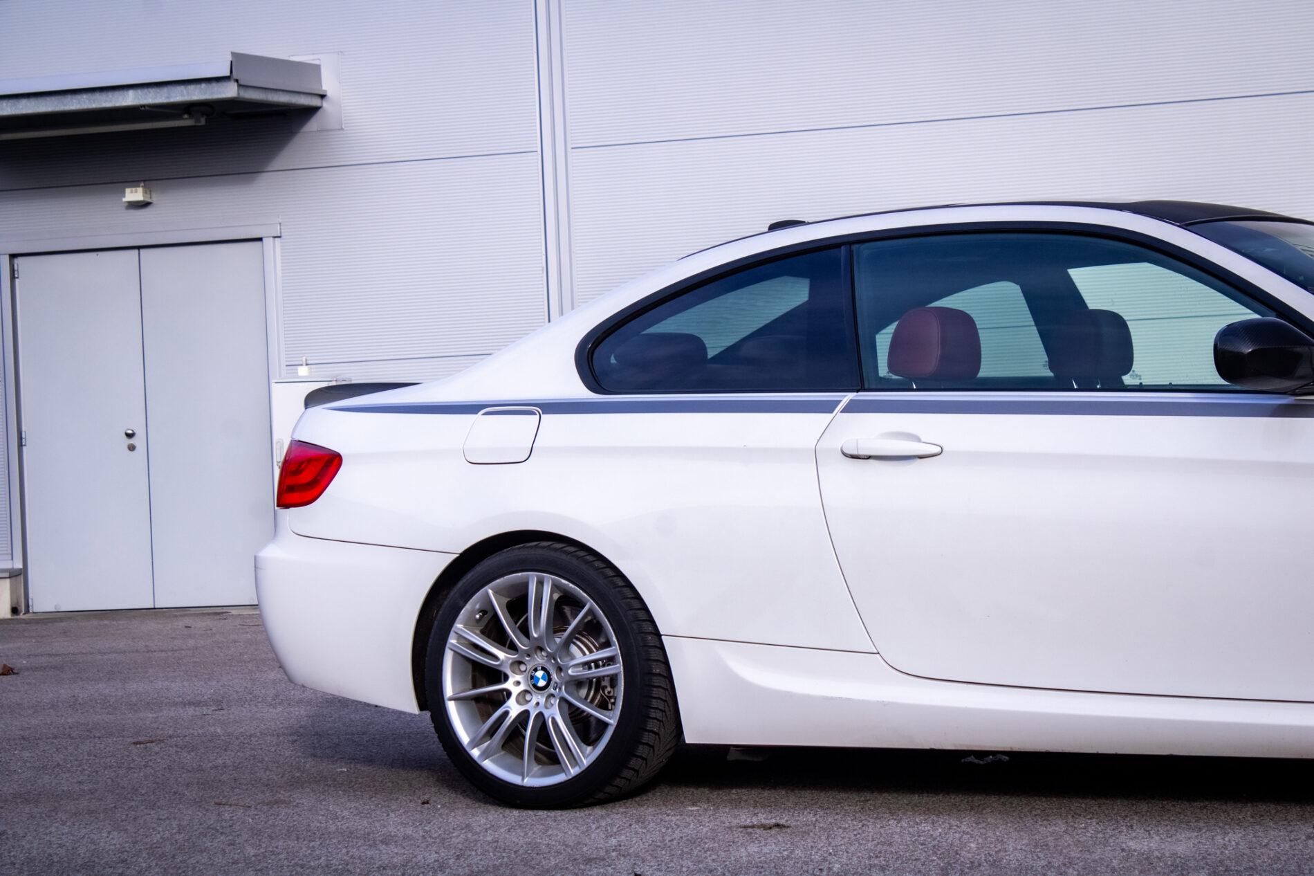 2010 BMW 330d, biela kupé, 297 399 km