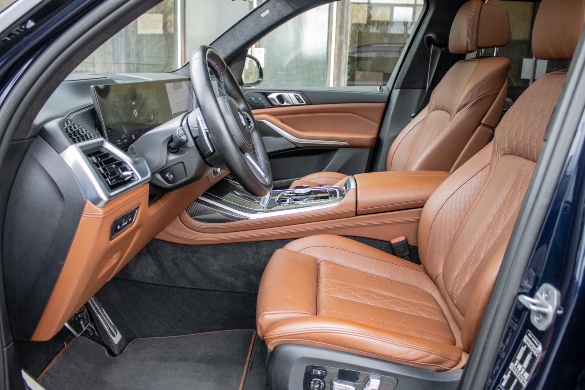 2024 BMW X7 M60i, modrá suv, 91 219 km