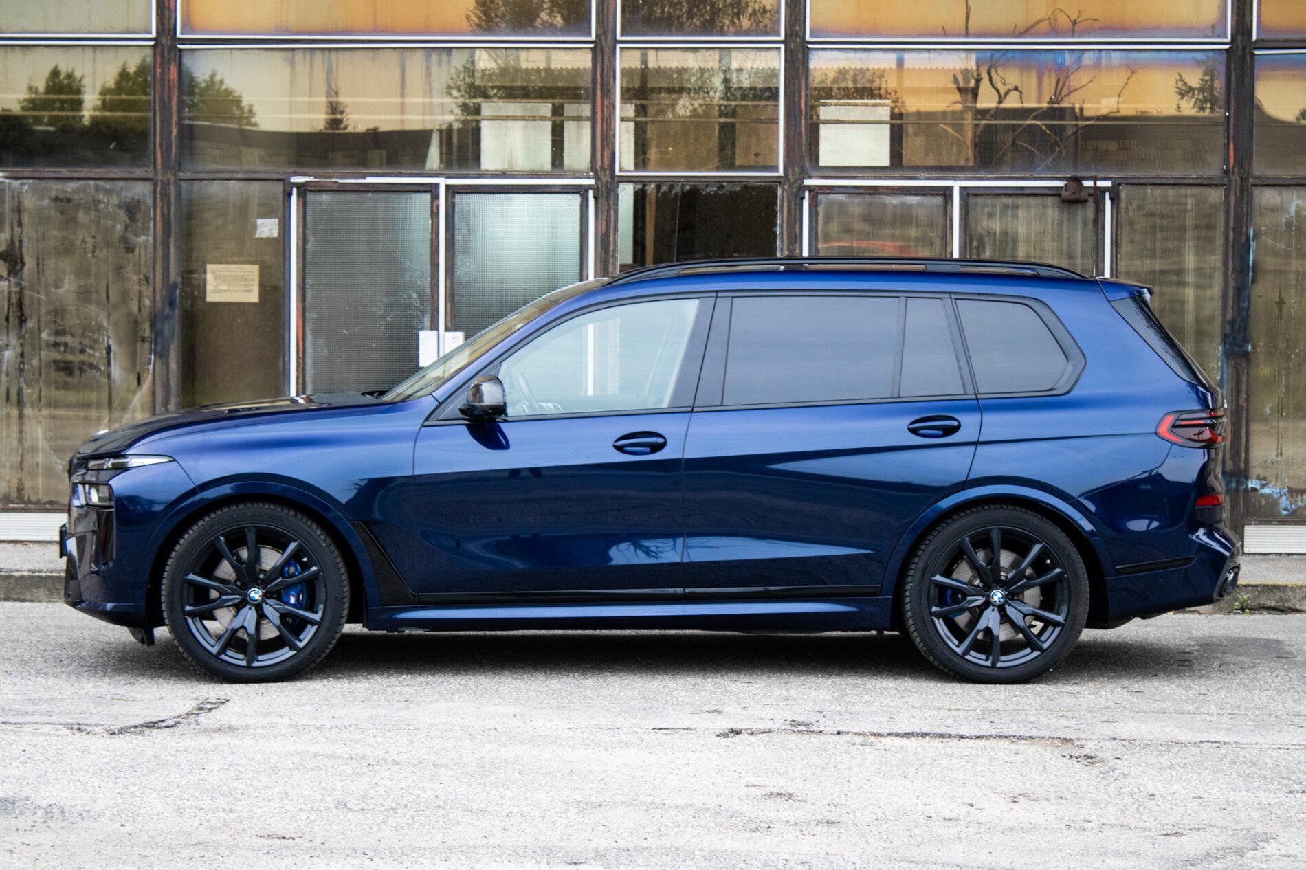 2024 BMW X7 M60i, modrá suv, 91 219 km