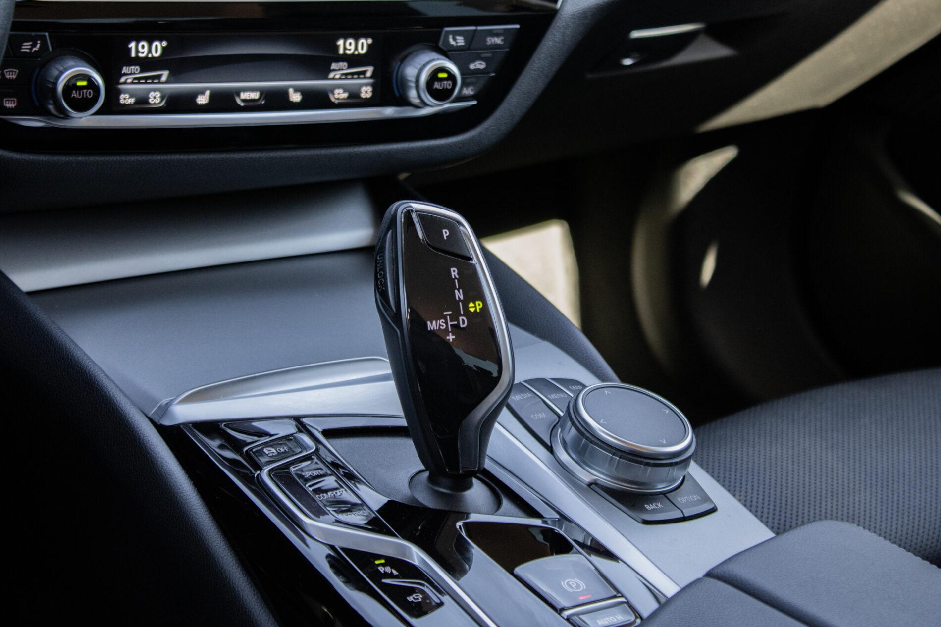 2022 BMW 540d, čierna sedan, 145 997 km