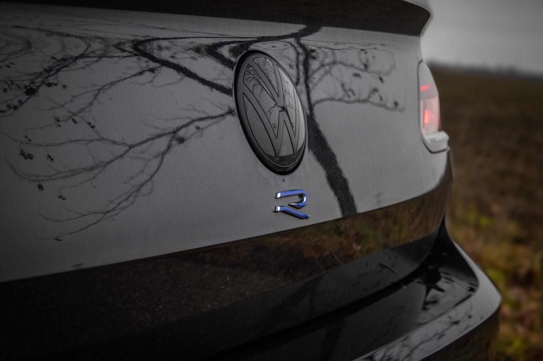 2022 Volkswagen Arteon R, čierna kombi, 40 950 km