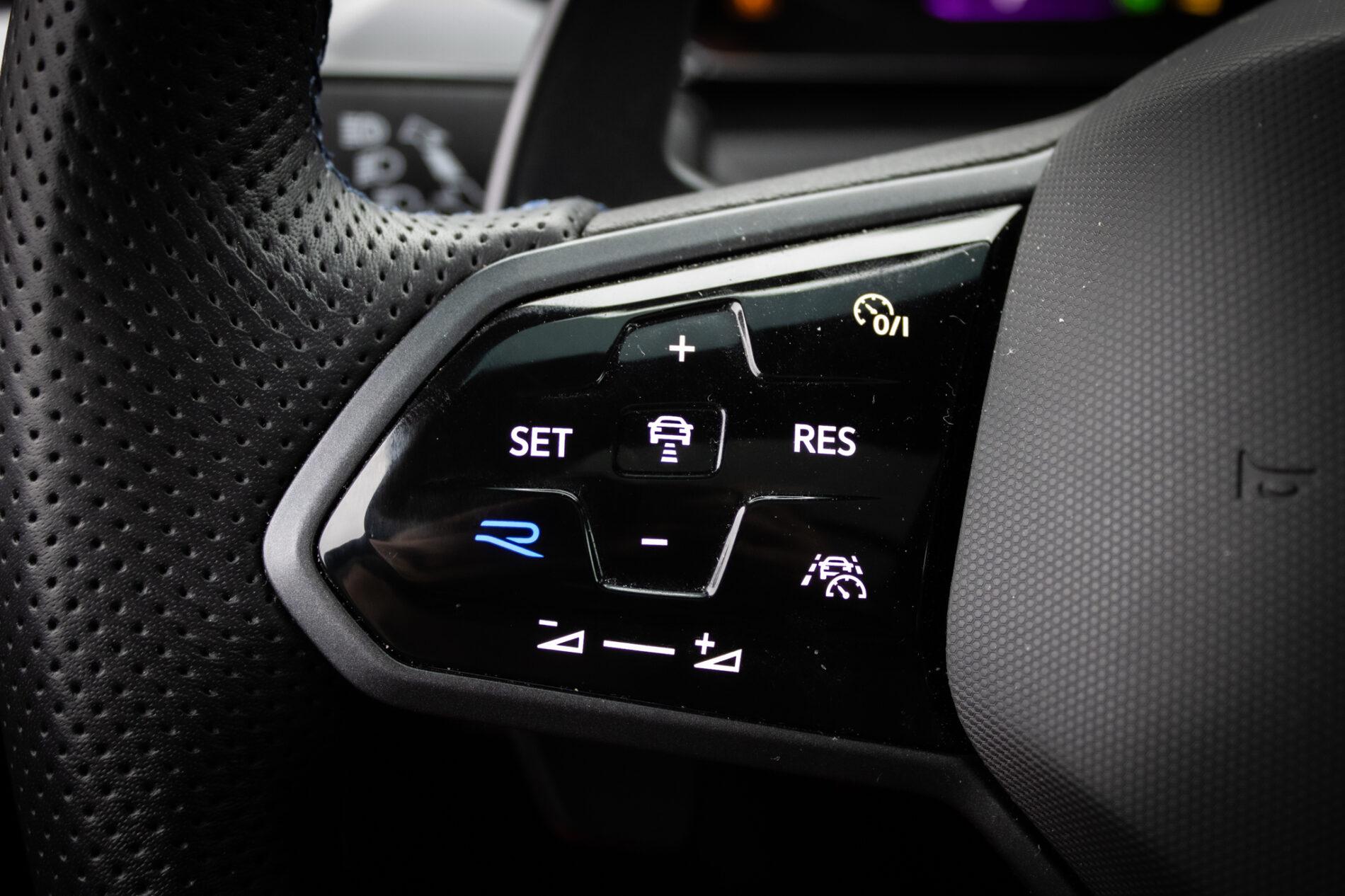 2022 Volkswagen Arteon R, čierna kombi, 40 950 km