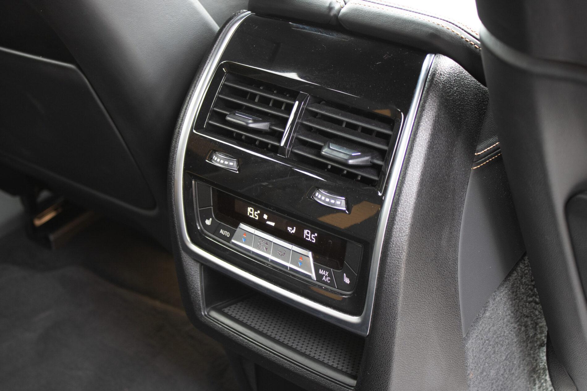 2021 BMW X6 M, modrá suv, 58 721 km
