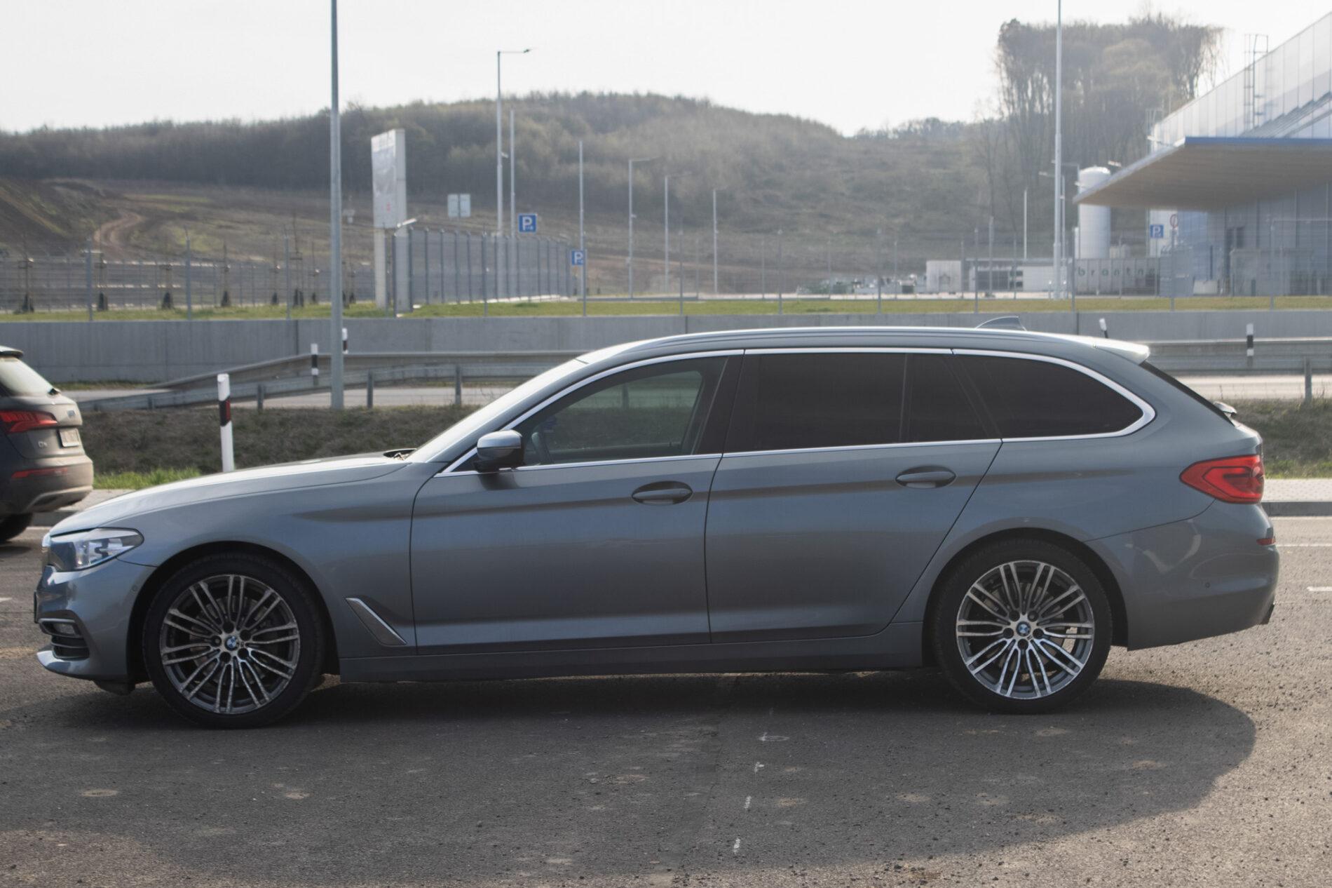 2017 BMW 530d, sivá kombi, 284 000 km